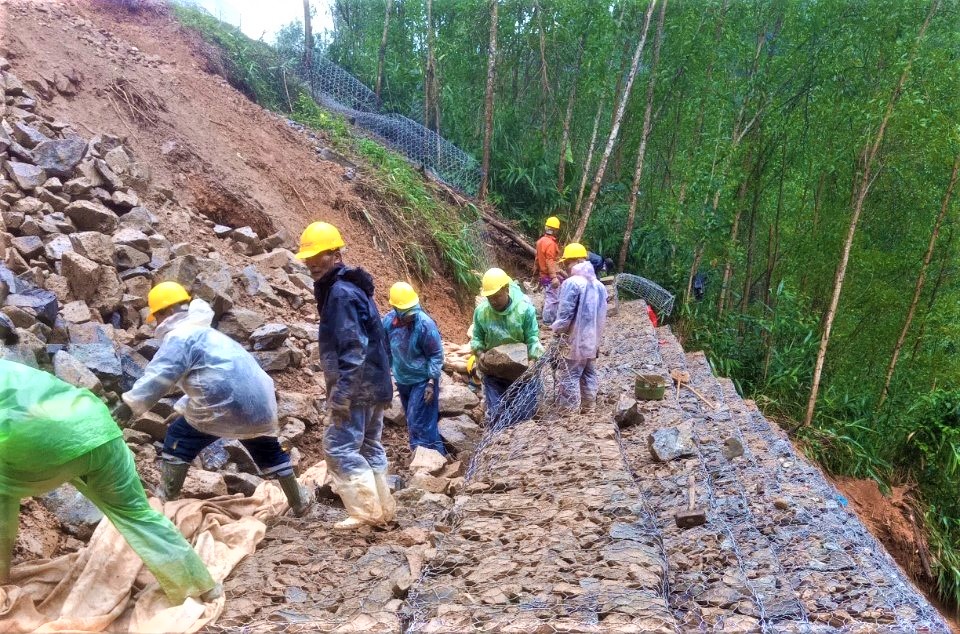 Huế: Nỗ lực gia cố rọ đ&aacute;, khắc phục sạt lở quốc lộ 49- Ảnh 13.