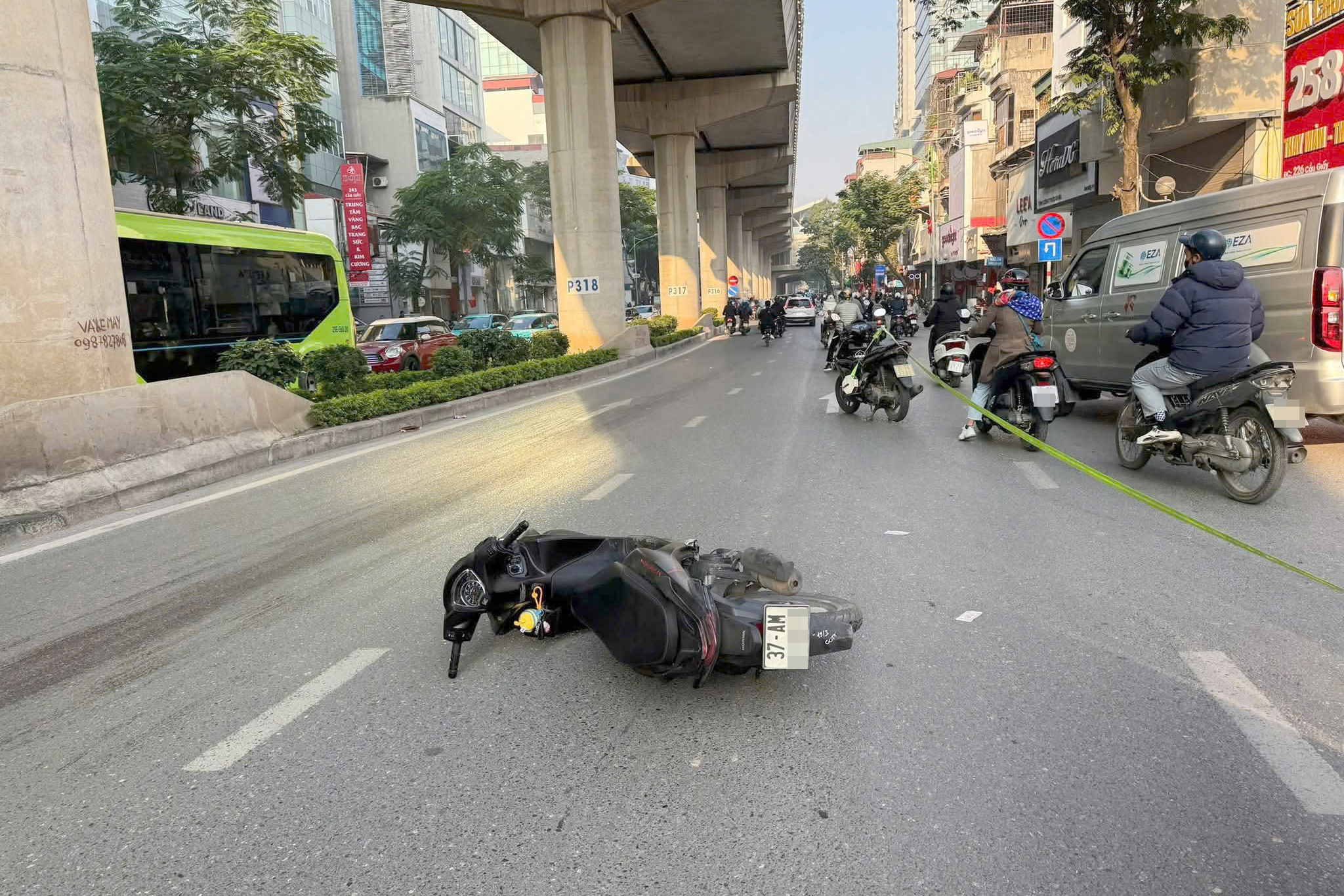 H&agrave; Nội: Nam thanh ni&ecirc;n đi xe m&aacute;y tử vong sau tai nạn ở Cầu Giấy- Ảnh 1.