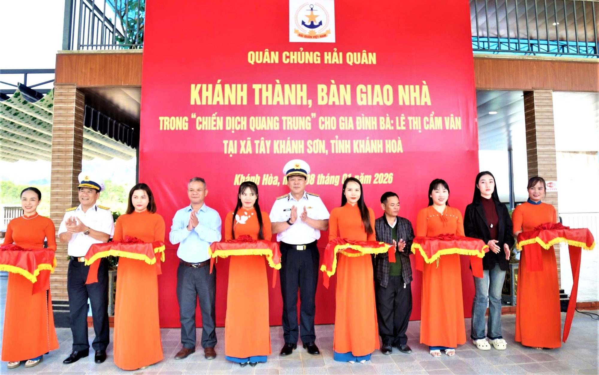 Qu&acirc;n chủng Hải qu&acirc;n kh&aacute;nh th&agrave;nh, b&agrave;n giao nh&agrave; cho người d&acirc;n bị thiệt hại do mưa lũ- Ảnh 2.