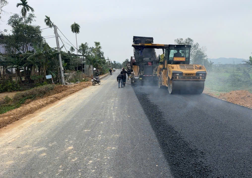 Tăng ca, b&ugrave; tiến độ để kịp th&ocirc;ng tuyến n&acirc;ng cấp, mở rộng quốc lộ 8C- Ảnh 1.