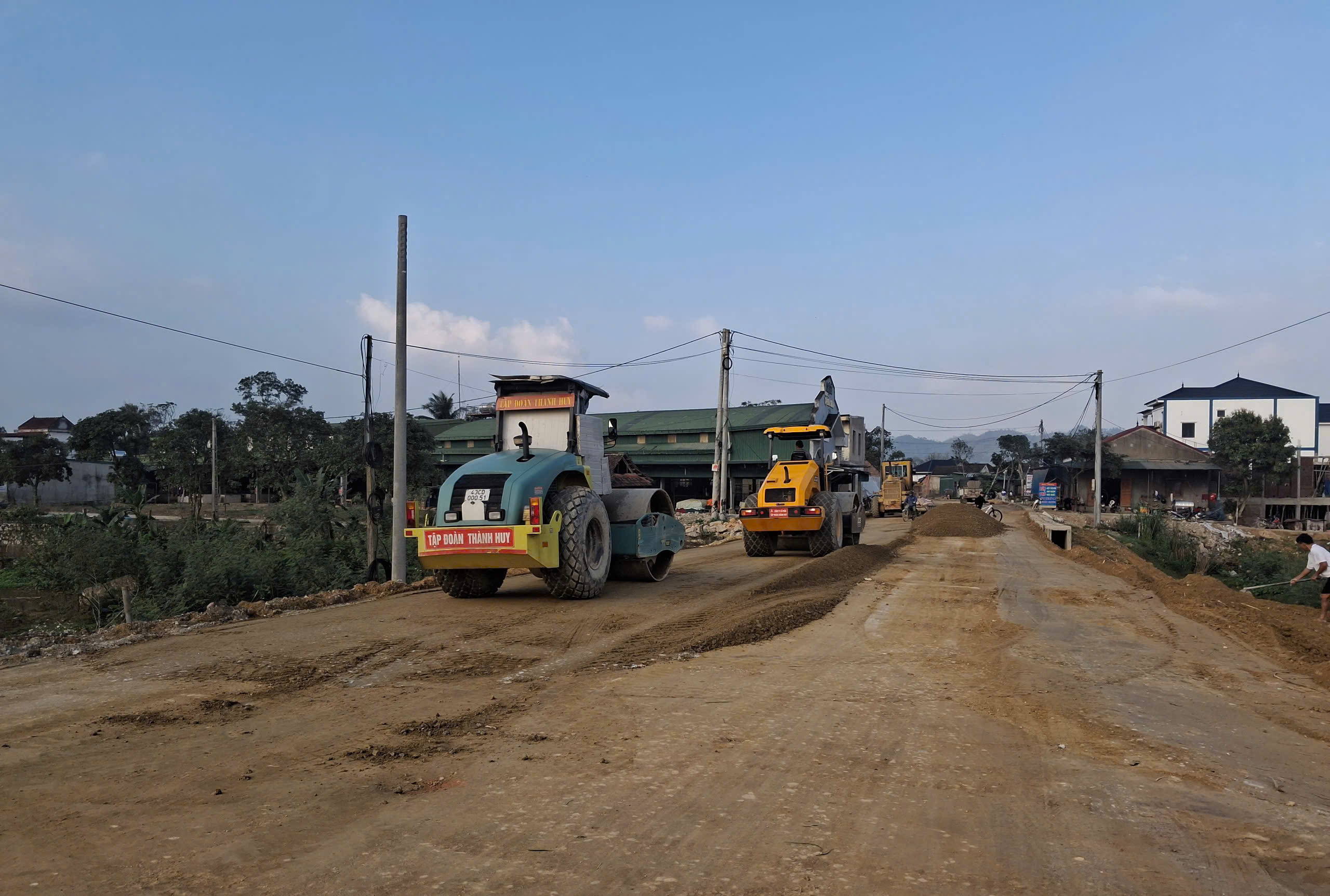 Tăng ca, b&ugrave; tiến độ để kịp th&ocirc;ng tuyến n&acirc;ng cấp, mở rộng quốc lộ 8C- Ảnh 2.