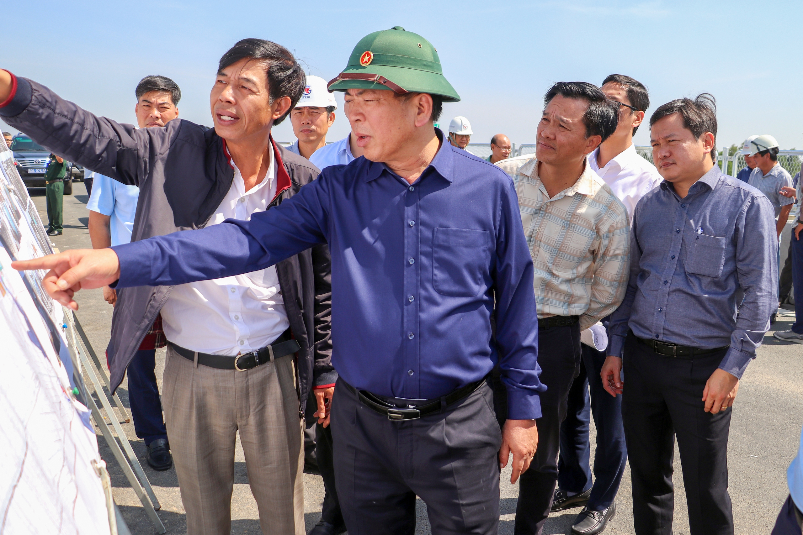 Bộ trưởng Trần Hồng Minh yêu cầu hoàn thành tuyến Hậu Giang - Cà Mau trước 19/1- Ảnh 1. Bộ trưởng Trần Hồng Minh yêu cầu hoàn thành tuyến Hậu Giang - Cà Mau trước 19/1- Ảnh 1.