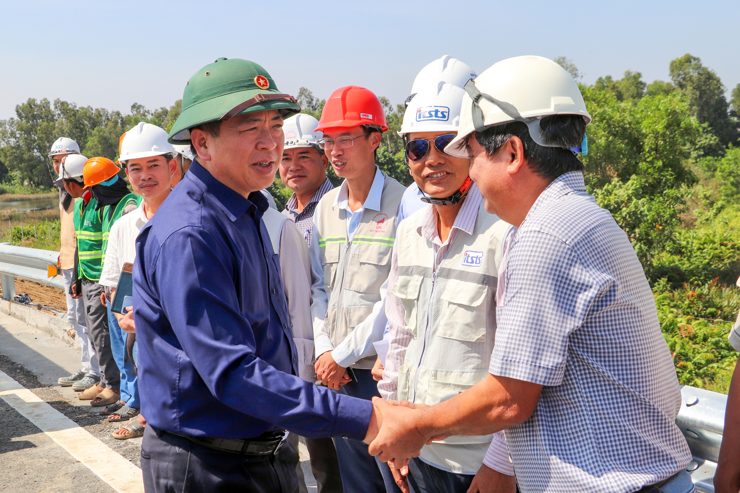 Bộ trưởng Trần Hồng Minh yêu cầu hoàn thành tuyến Hậu Giang - Cà Mau trước 19/1- Ảnh 3. Bộ trưởng Trần Hồng Minh yêu cầu hoàn thành tuyến Hậu Giang - Cà Mau trước 19/1- Ảnh 3.