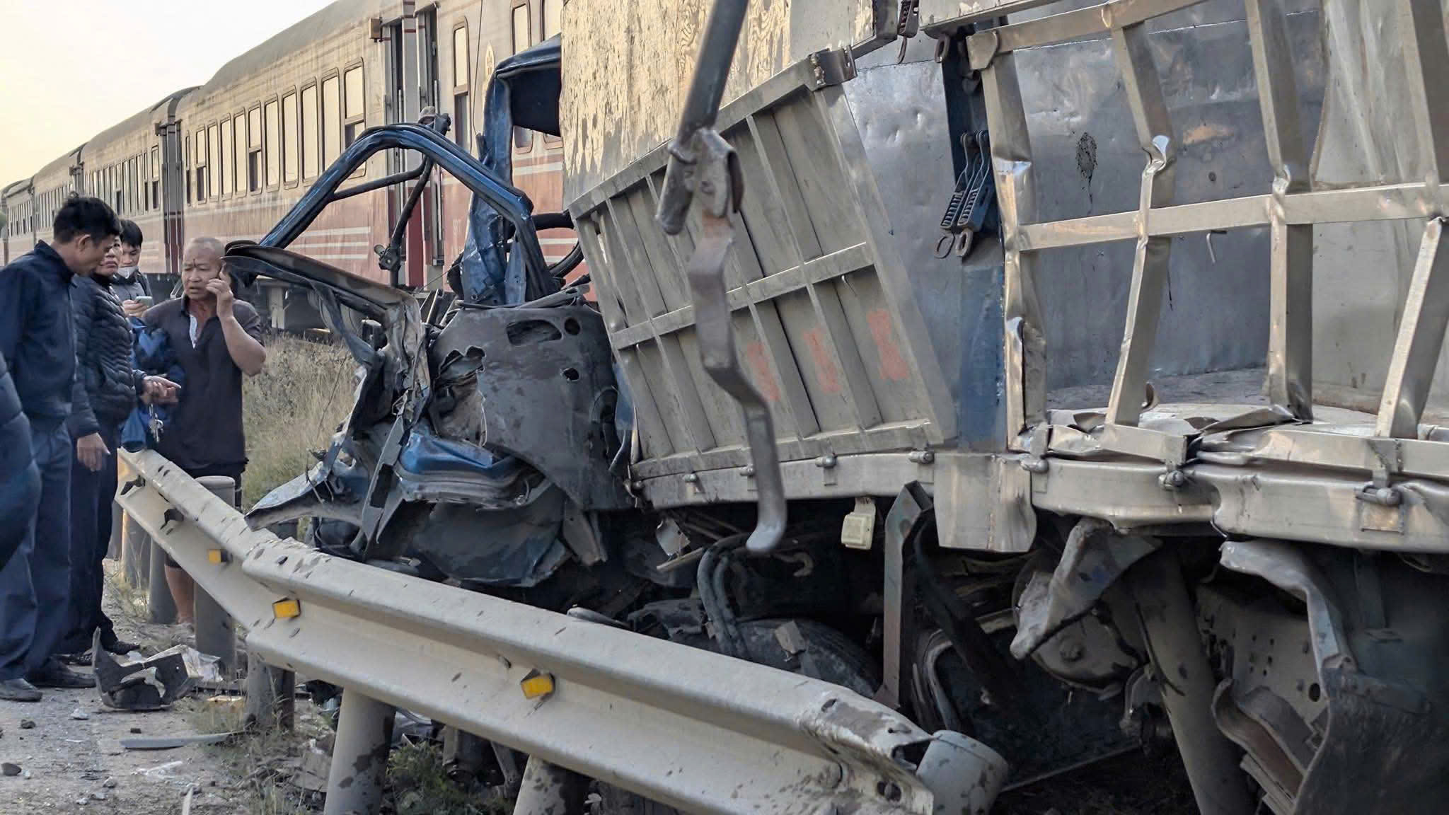 Hải Phòng: Tàu hỏa va chạm xe tải tại lối đi tự mở, hai người bị thương- Ảnh 3. Hải Phòng: Tàu hỏa va chạm xe tải tại lối đi tự mở, hai người bị thương- Ảnh 3.