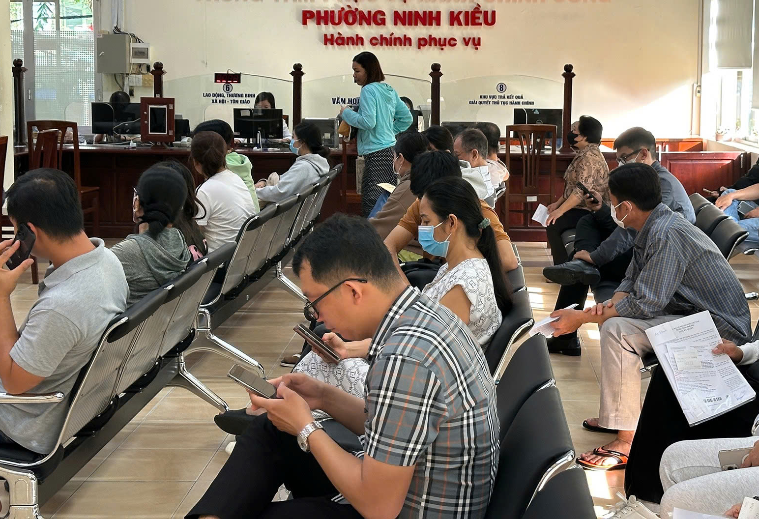 Cần Thơ bỏ lệ "đi đúng nơi mới xong việc"- Ảnh 2. Cần Thơ bỏ lệ "đi đúng nơi mới xong việc"- Ảnh 2.
