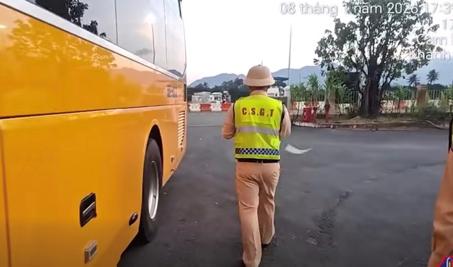 Ph&aacute;t hiện t&agrave;i xế kh&ocirc;ng bằng l&aacute;i điều khiển xe chở kh&aacute;ch tr&ecirc;n cao tốc Nha Trang - Cam L&acirc;m- Ảnh 1.