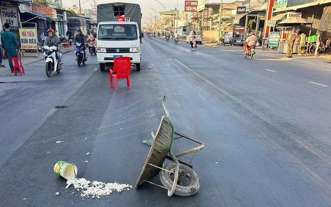 Xe máy tông nhau bốc cháy ngùn ngụt, 2 người thương vong- Ảnh 2. Bản tin TNGT 9/1: Đẩy xe rùa qua đường, cụ ông 76 tuổi bị ô tô tông tử vong