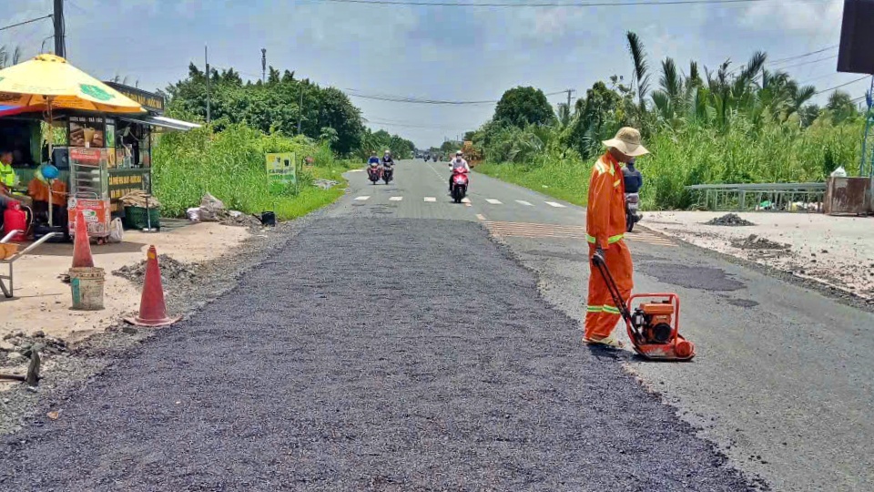 Cà Mau: Khẩn trương dặm vá quốc lộ 1, thoát nước sau mưa lớn kèm triều cường - Ảnh 1.