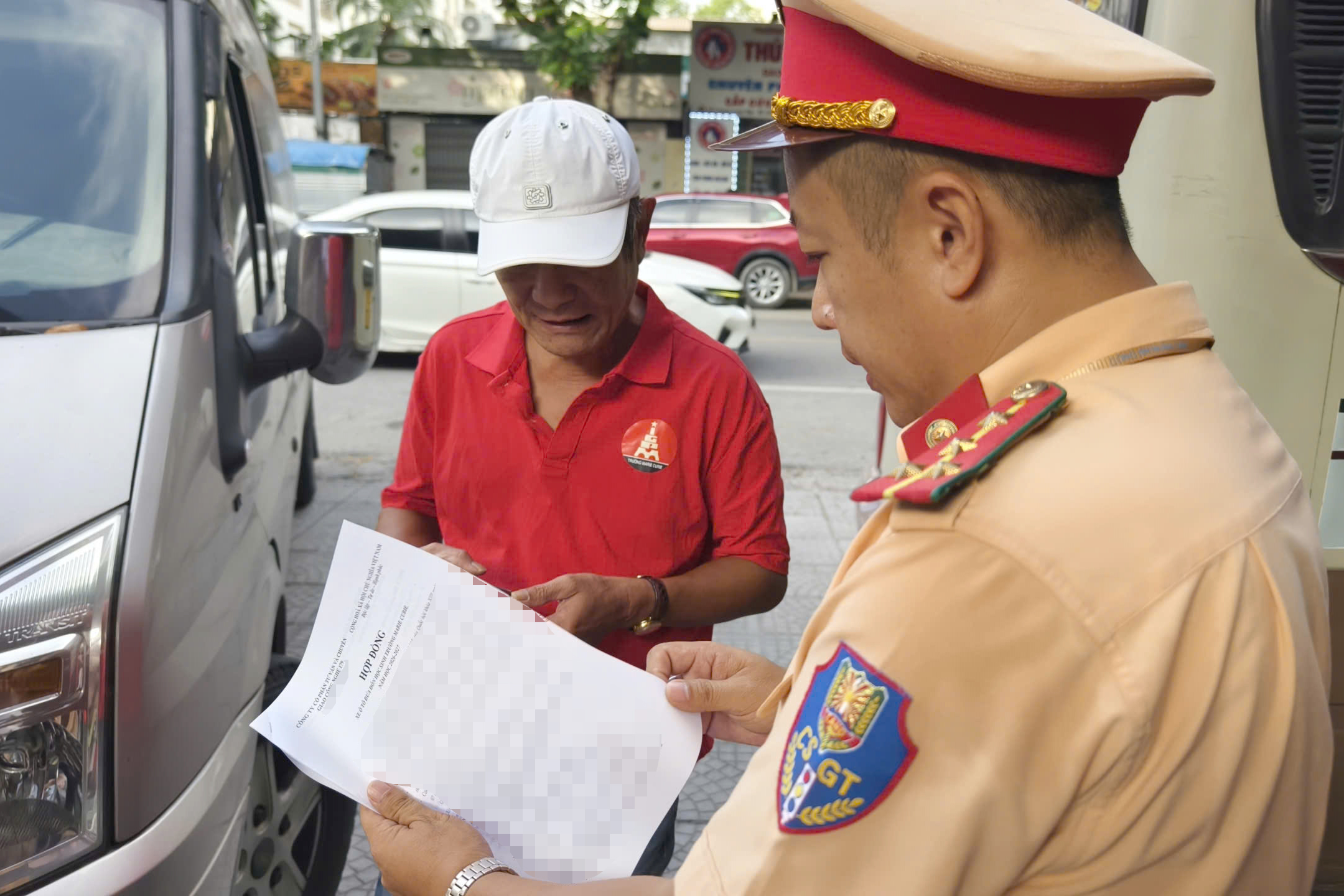 CSGT H&agrave; Nội kiểm tra &ocirc; t&ocirc; chở học sinh, ph&aacute;t hiện vi phạm về thiết bị chống bỏ qu&ecirc;n trẻ em- Ảnh 3.