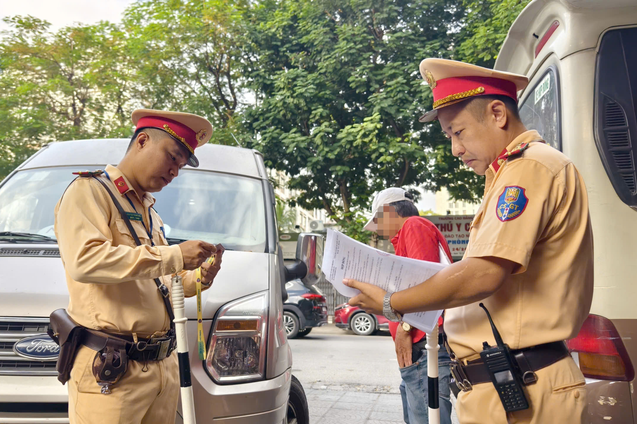 CSGT H&agrave; Nội kiểm tra &ocirc; t&ocirc; chở học sinh, ph&aacute;t hiện vi phạm về thiết bị chống bỏ qu&ecirc;n trẻ em- Ảnh 1.