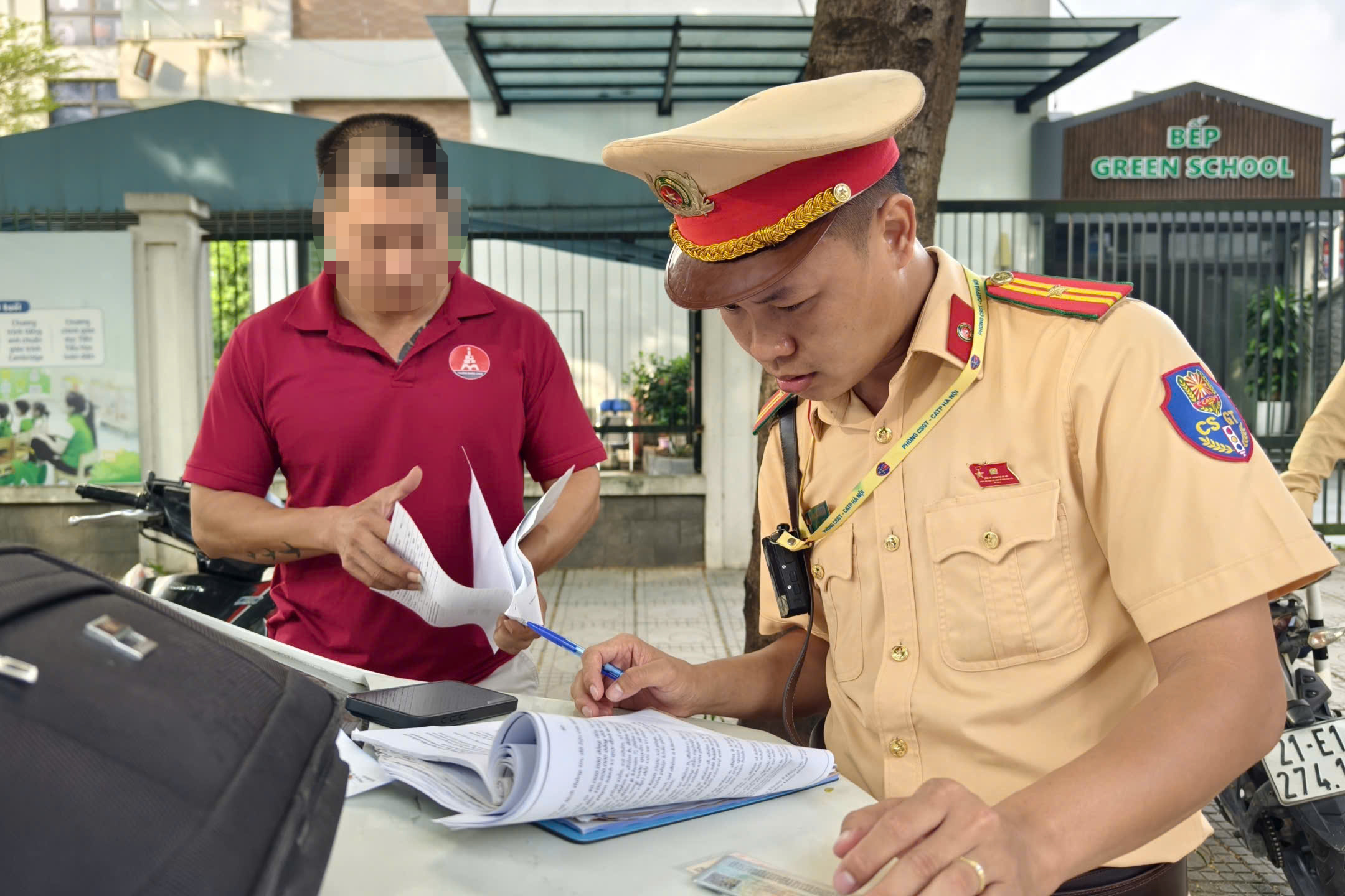 CSGT H&agrave; Nội kiểm tra &ocirc; t&ocirc; chở học sinh, ph&aacute;t hiện vi phạm về thiết bị chống bỏ qu&ecirc;n trẻ em- Ảnh 10.