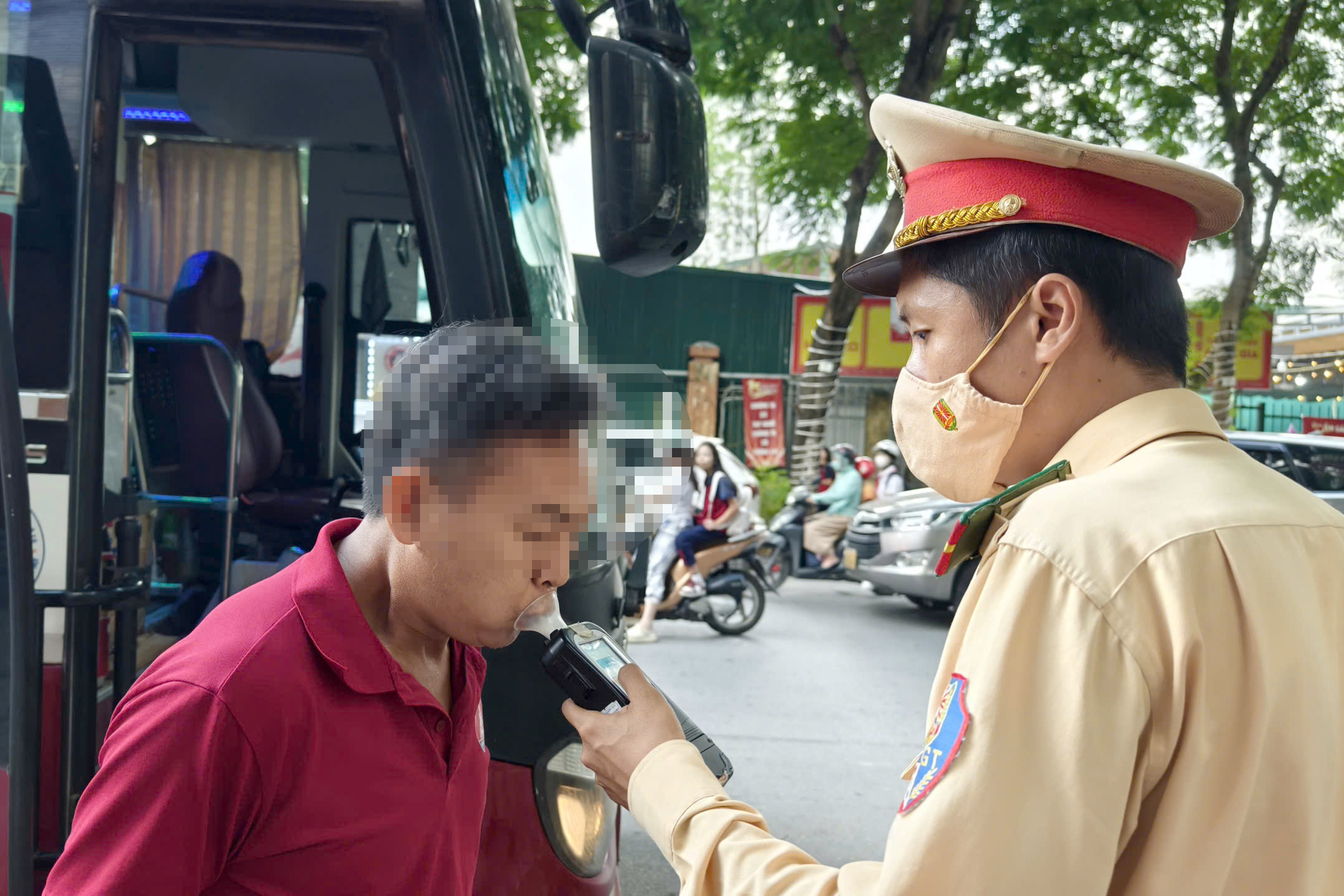 CSGT H&agrave; Nội kiểm tra &ocirc; t&ocirc; chở học sinh, ph&aacute;t hiện vi phạm về thiết bị chống bỏ qu&ecirc;n trẻ em- Ảnh 2.