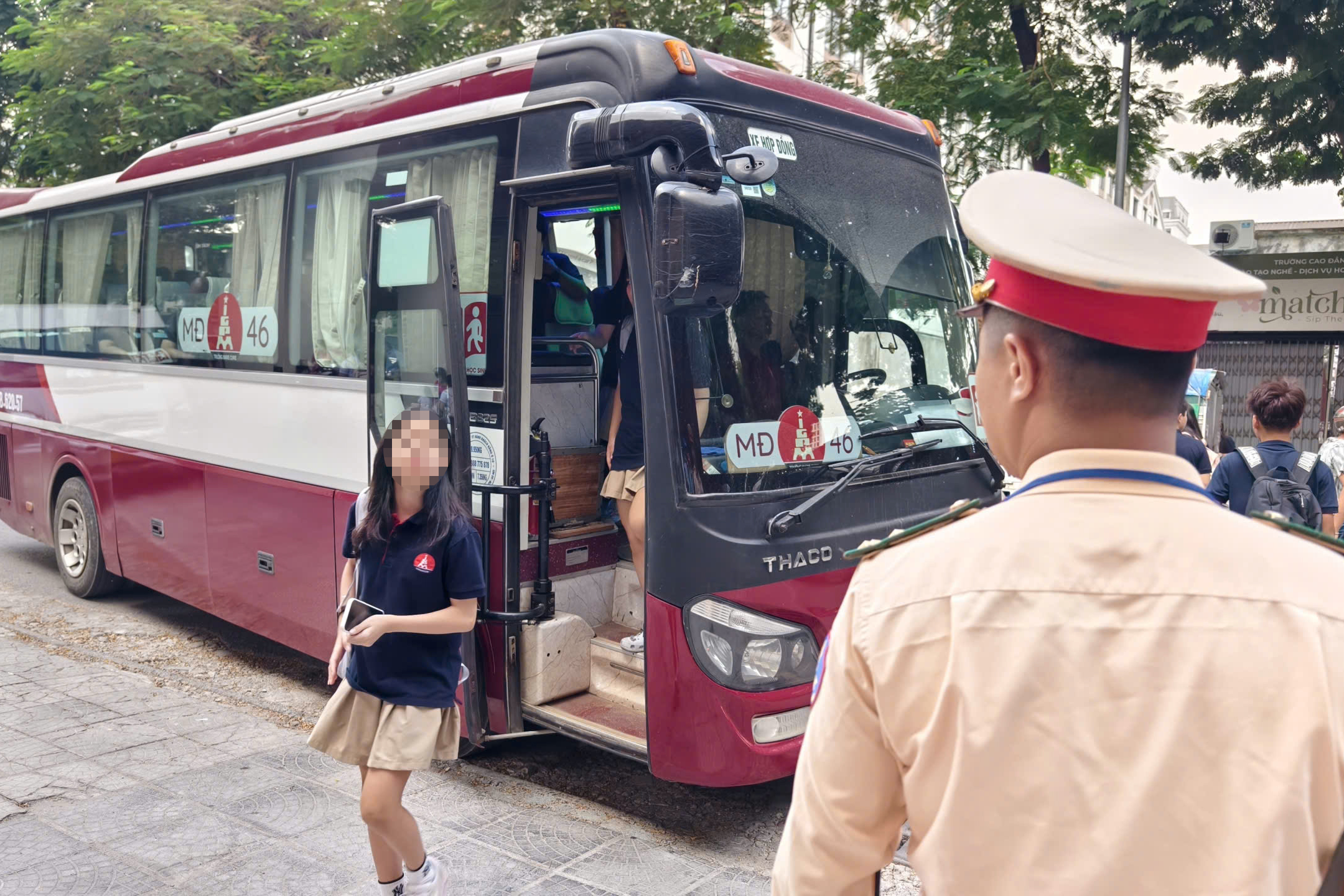 CSGT H&agrave; Nội kiểm tra &ocirc; t&ocirc; chở học sinh, ph&aacute;t hiện vi phạm về thiết bị chống bỏ qu&ecirc;n trẻ em- Ảnh 12.