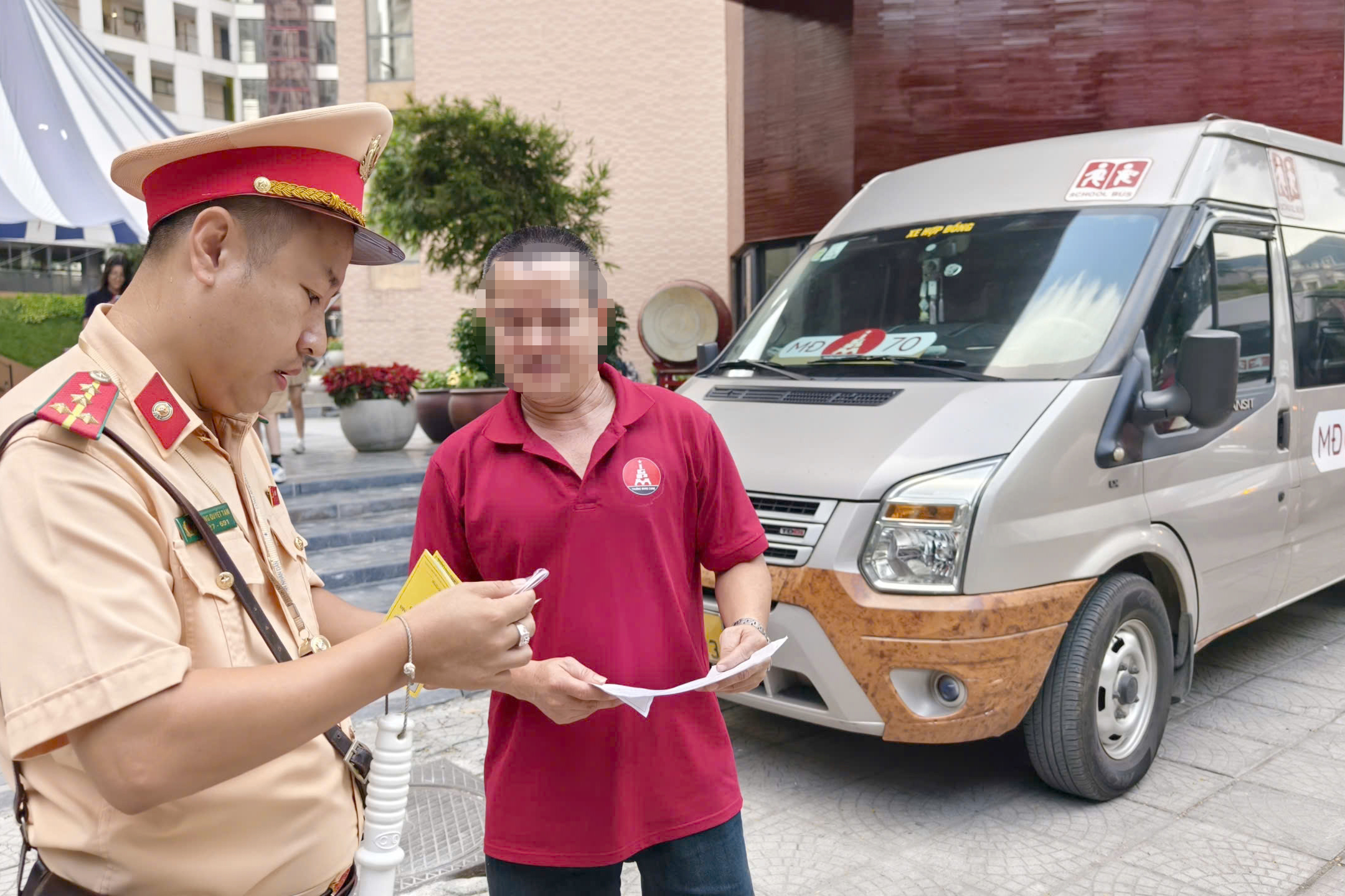 CSGT H&agrave; Nội kiểm tra &ocirc; t&ocirc; chở học sinh, ph&aacute;t hiện vi phạm về thiết bị chống bỏ qu&ecirc;n trẻ em- Ảnh 4.
