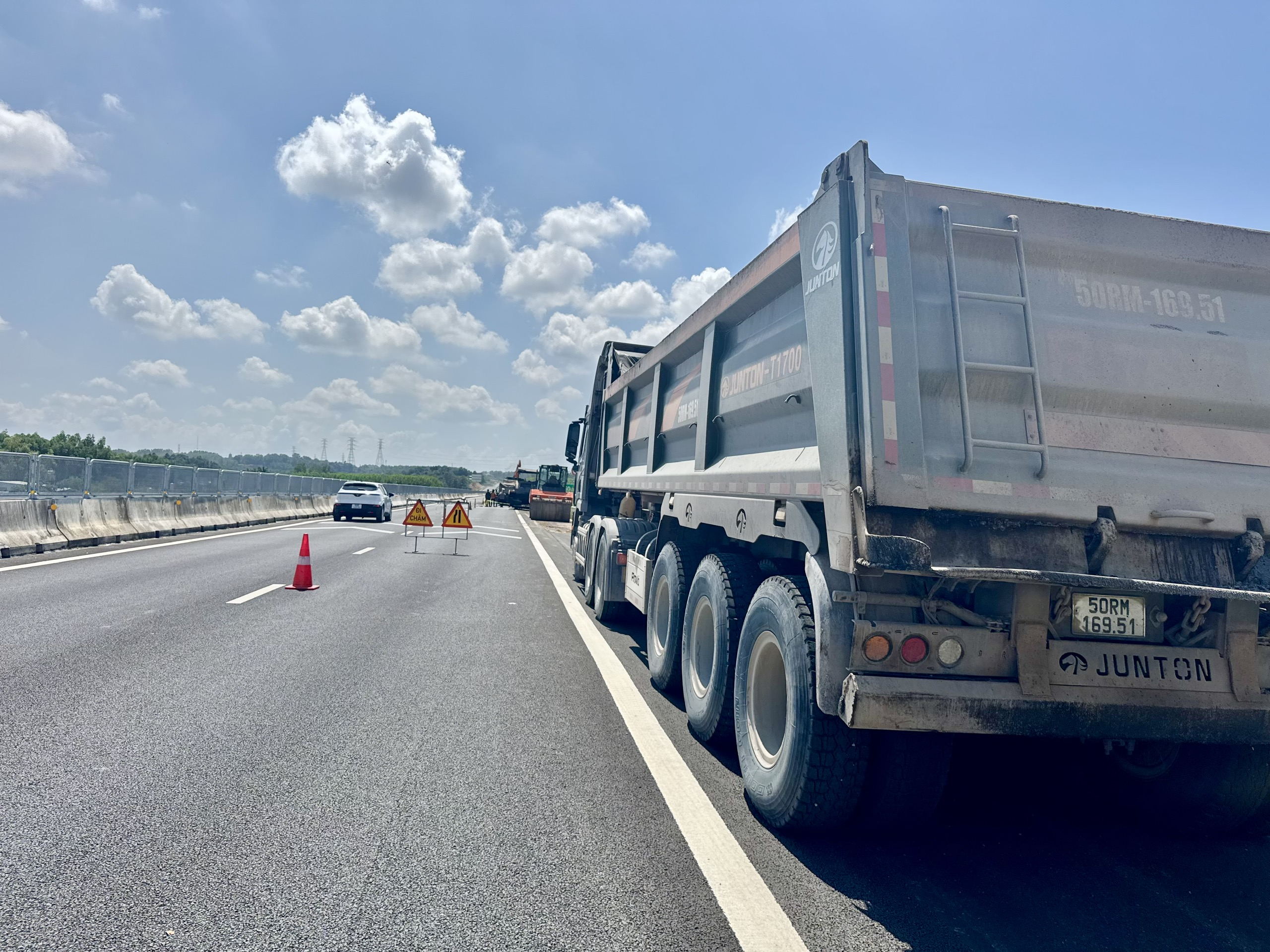 Cận cảnh khắc phục lún, nứt trên cao tốc Biên Hòa - Vũng Tàu- Ảnh 9.
