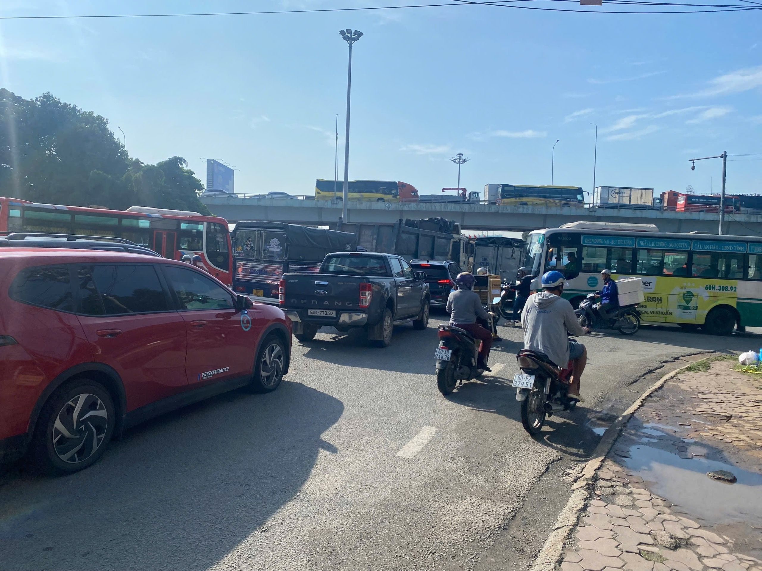 Nhiều tuyến đường ở Đồng Nai &ugrave;n tắc suốt buổi s&aacute;ng, QL51 kẹt hơn 6km- Ảnh 6.
