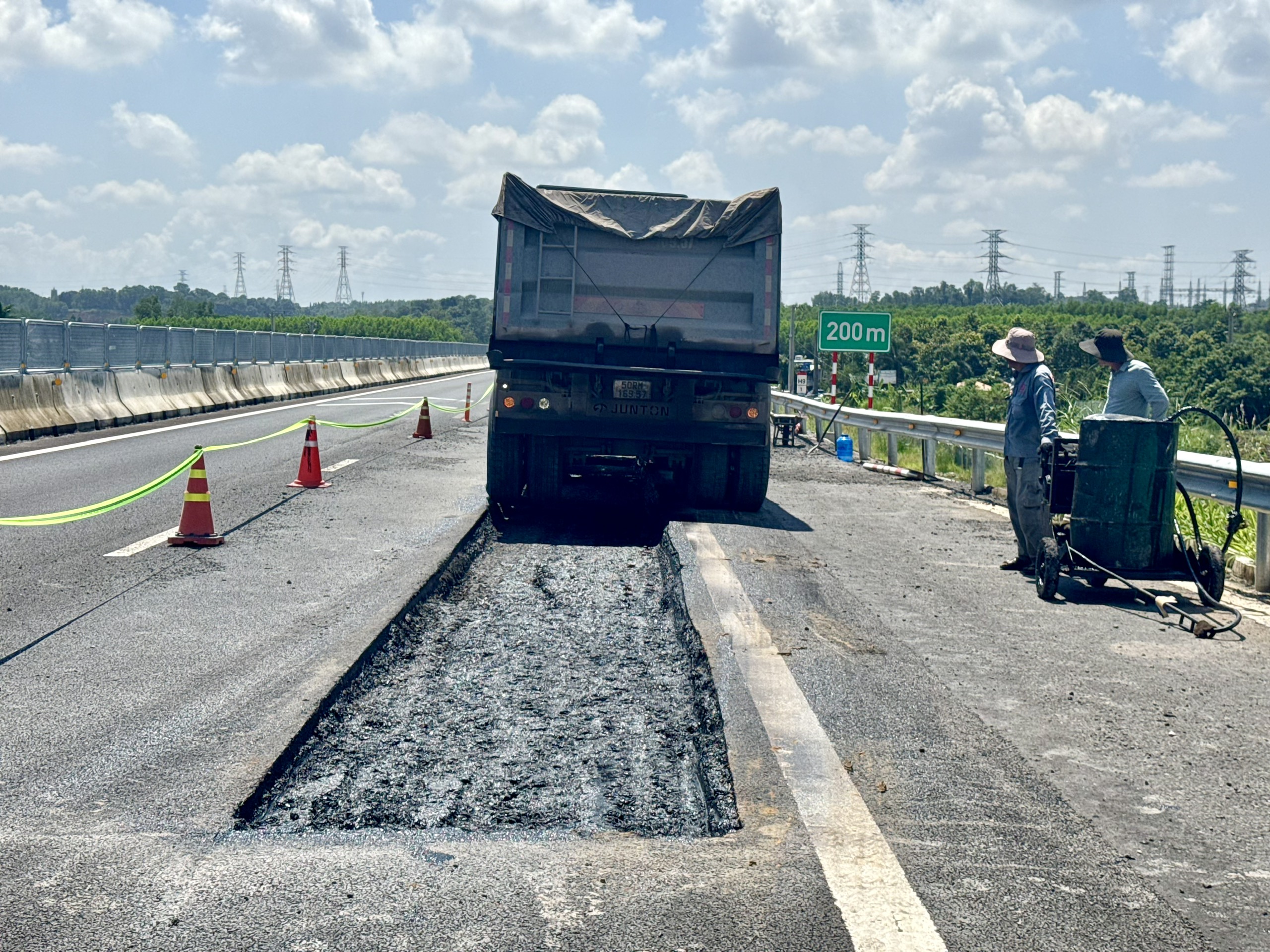 Cận cảnh khắc phục lún, nứt trên cao tốc Biên Hòa - Vũng Tàu- Ảnh 7.