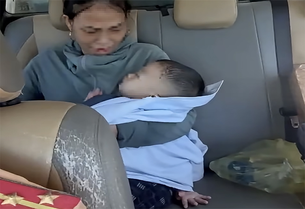 CSGT Nghệ An mở đường đưa b&eacute; trai hơn 1 tuổi đuối nước đến bệnh viện cấp cứu- Ảnh 1.