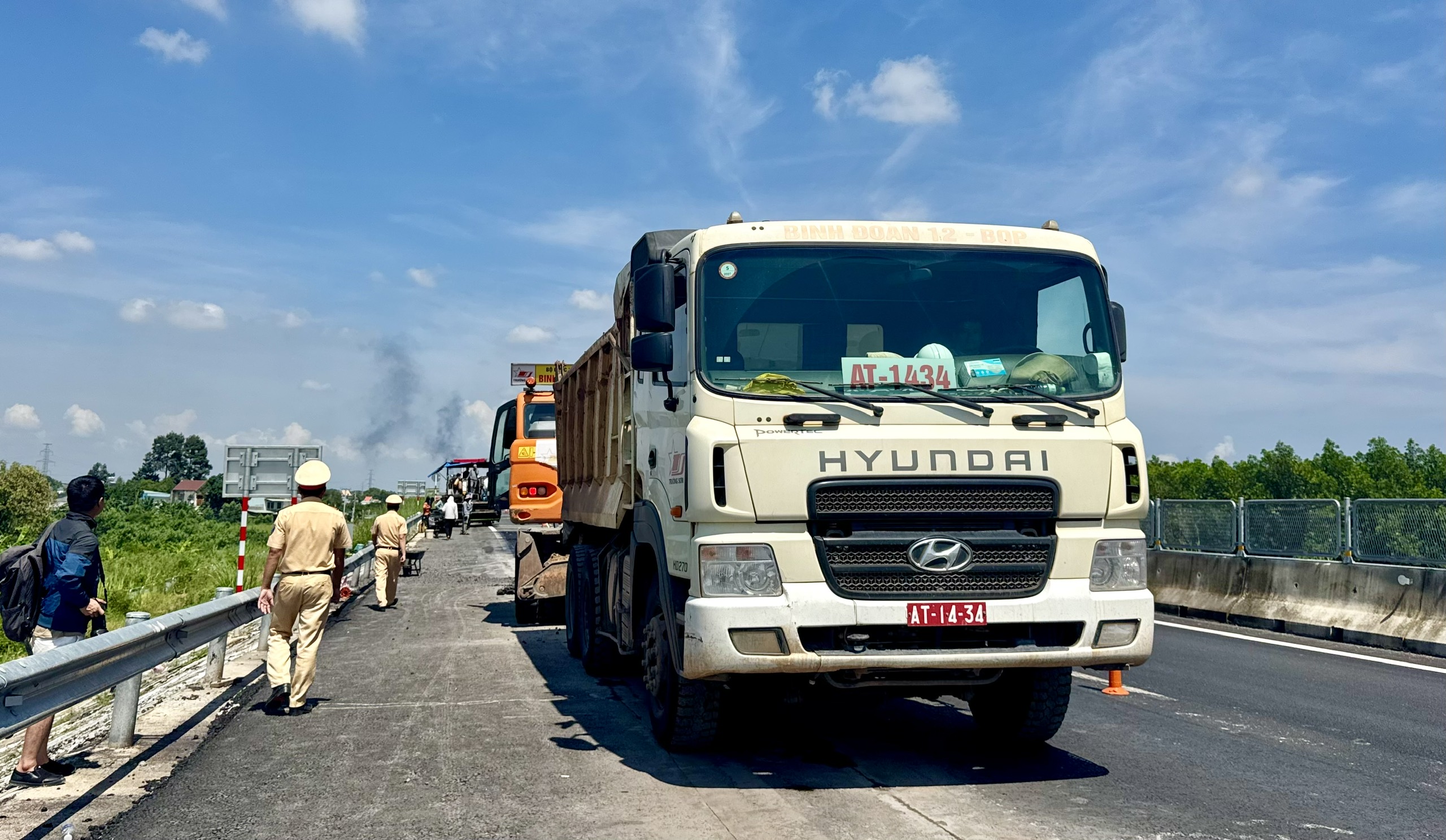 Cận cảnh khắc phục lún, nứt trên cao tốc Biên Hòa - Vũng Tàu- Ảnh 11.