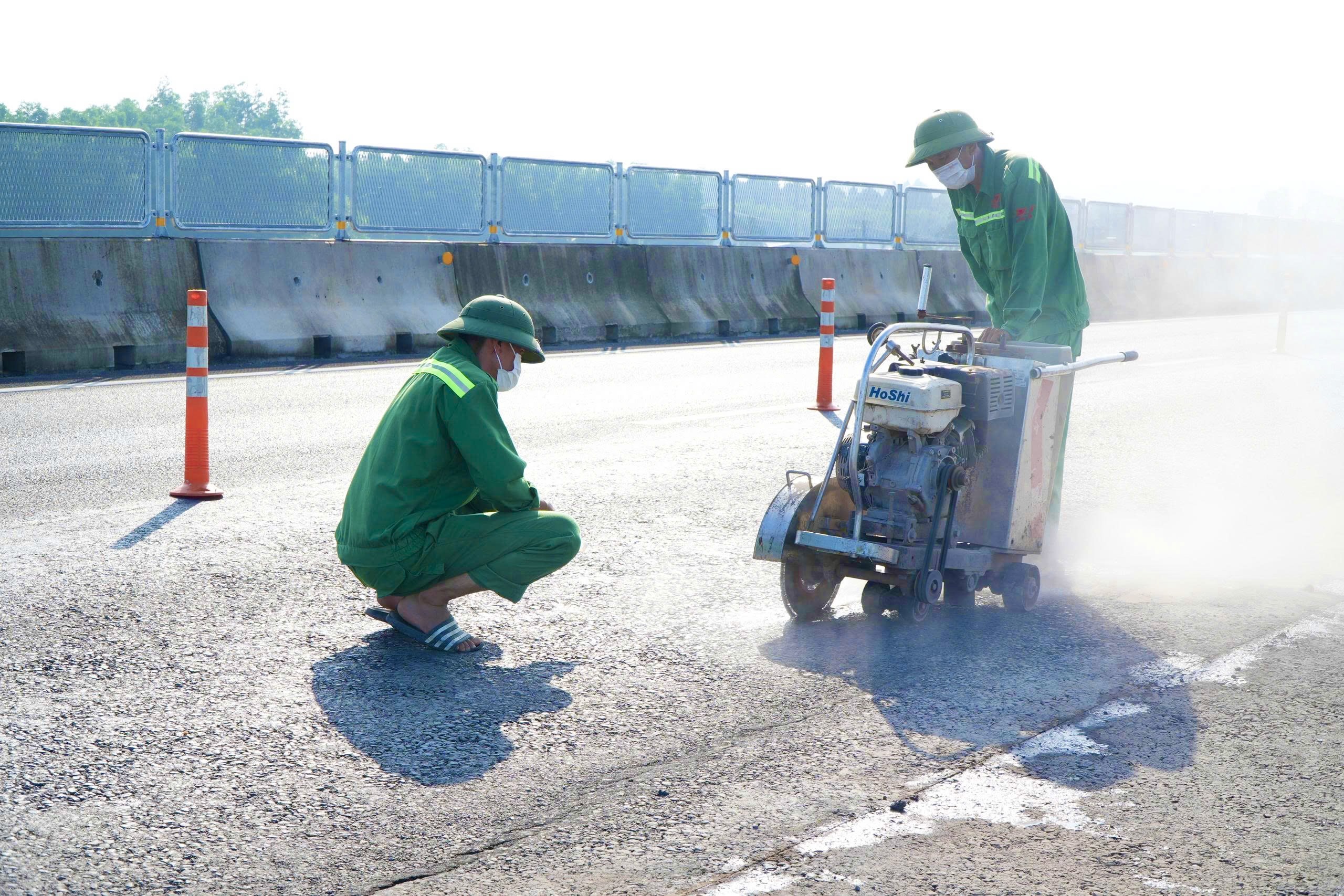 Cận cảnh khắc phục lún, nứt trên cao tốc Biên Hòa - Vũng Tàu- Ảnh 4.