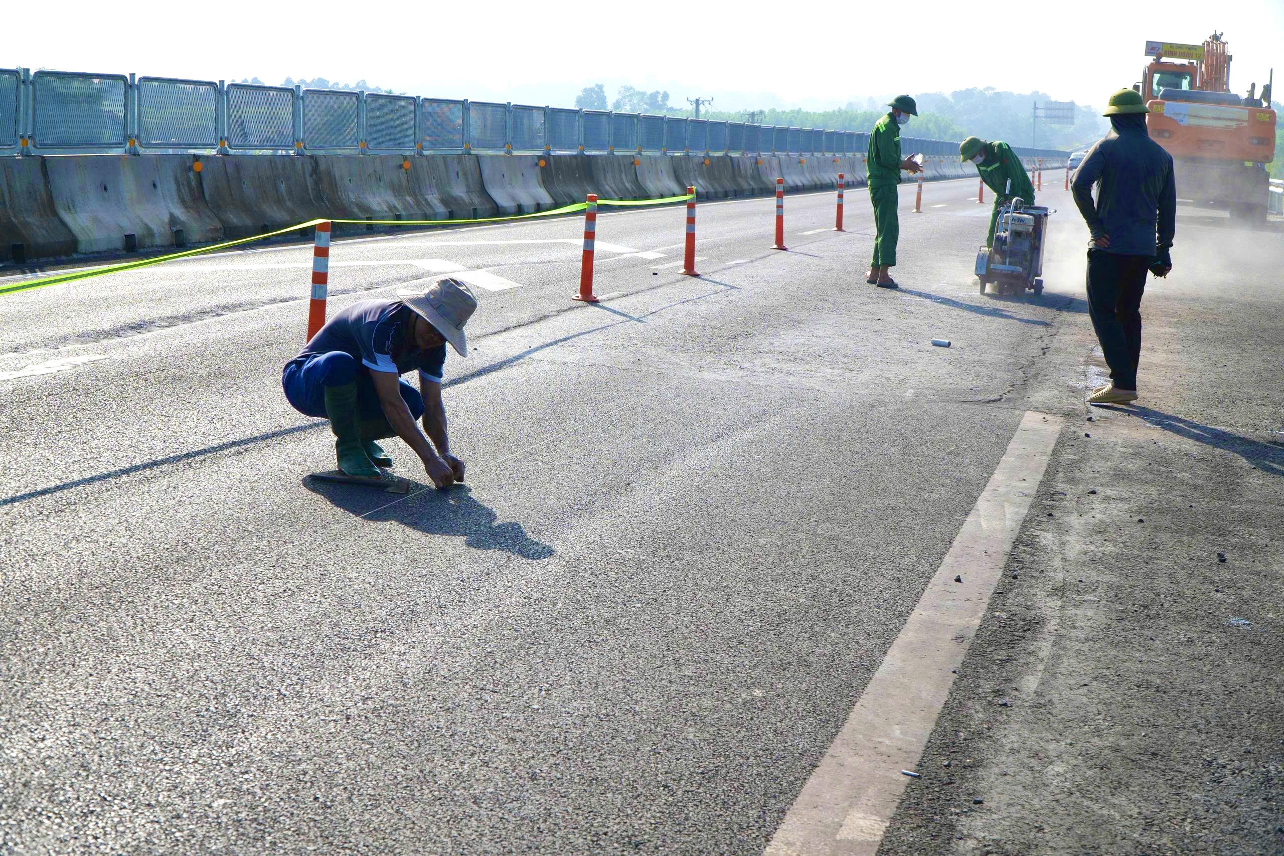 Cận cảnh khắc phục lún, nứt trên cao tốc Biên Hòa - Vũng Tàu- Ảnh 3.