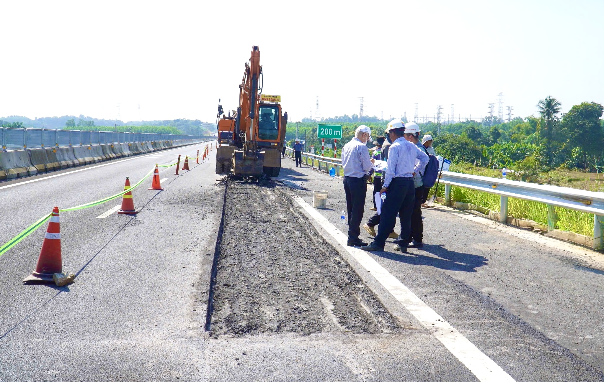 Cận cảnh khắc phục lún, nứt trên cao tốc Biên Hòa - Vũng Tàu- Ảnh 6.