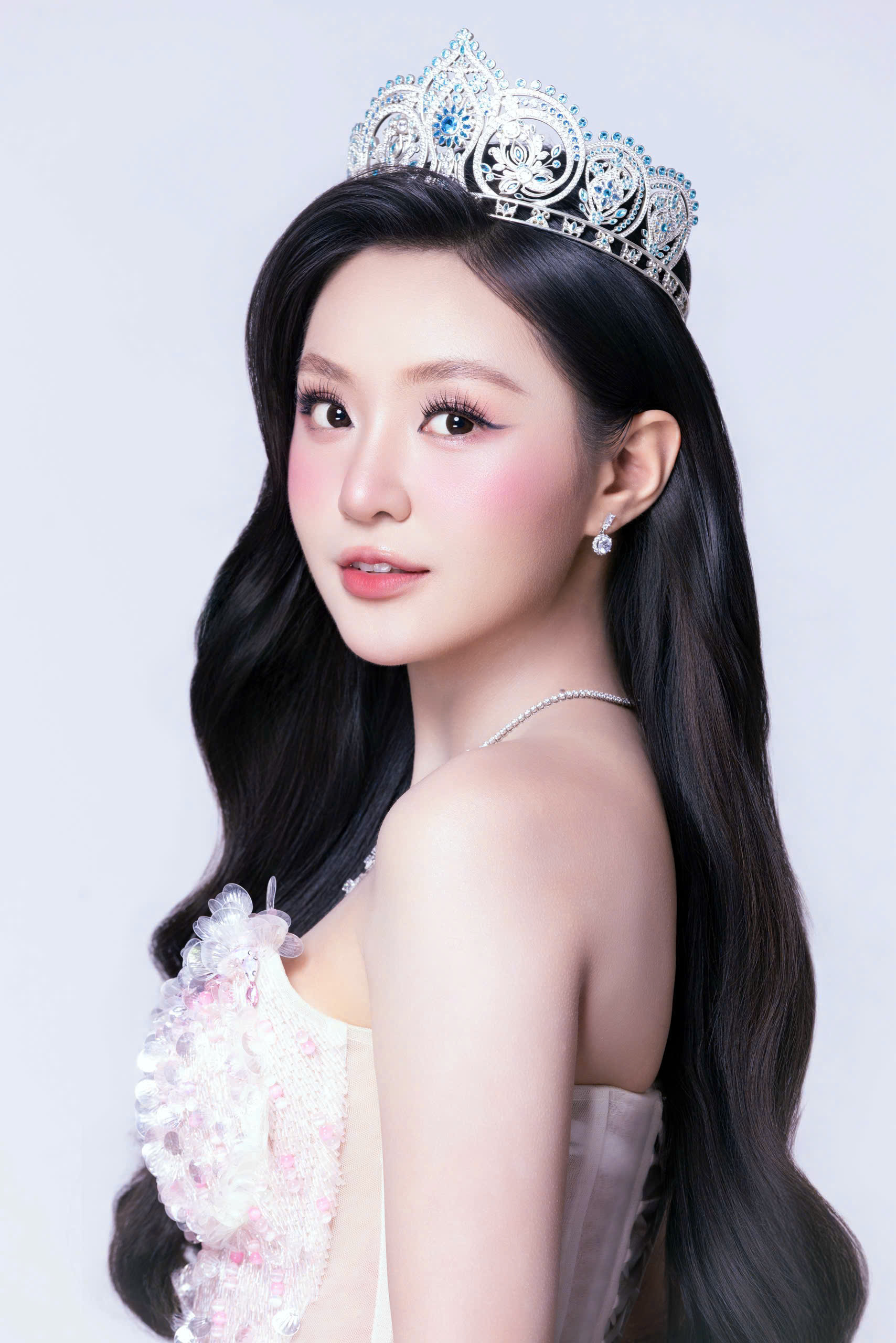 &Aacute; hậu Kh&aacute;nh Như mang &ldquo;Digital Wings&rdquo; đến Miss International 2026 - Ảnh 1.