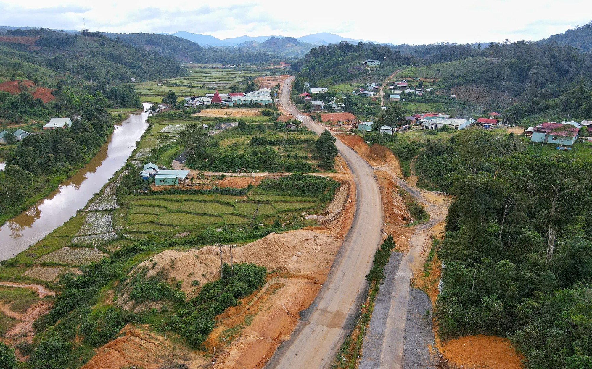 Quảng Ng&atilde;i: Tập trung th&aacute;o gỡ vướng mắc, đẩy nhanh tiến độ c&aacute;c dự &aacute;n giao th&ocirc;ng- Ảnh 1.