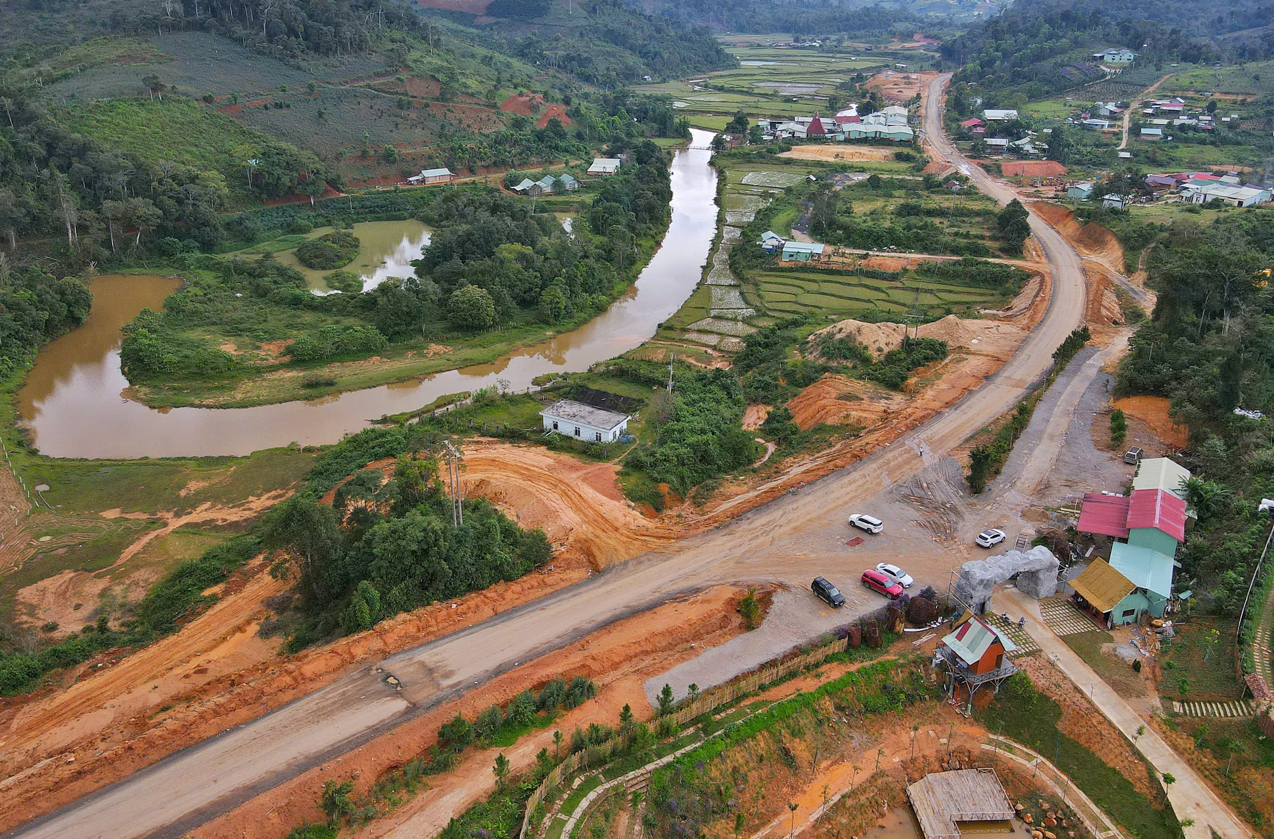 Quảng Ng&atilde;i: Tập trung th&aacute;o gỡ vướng mắc, đẩy nhanh tiến độ c&aacute;c dự &aacute;n giao th&ocirc;ng- Ảnh 4.