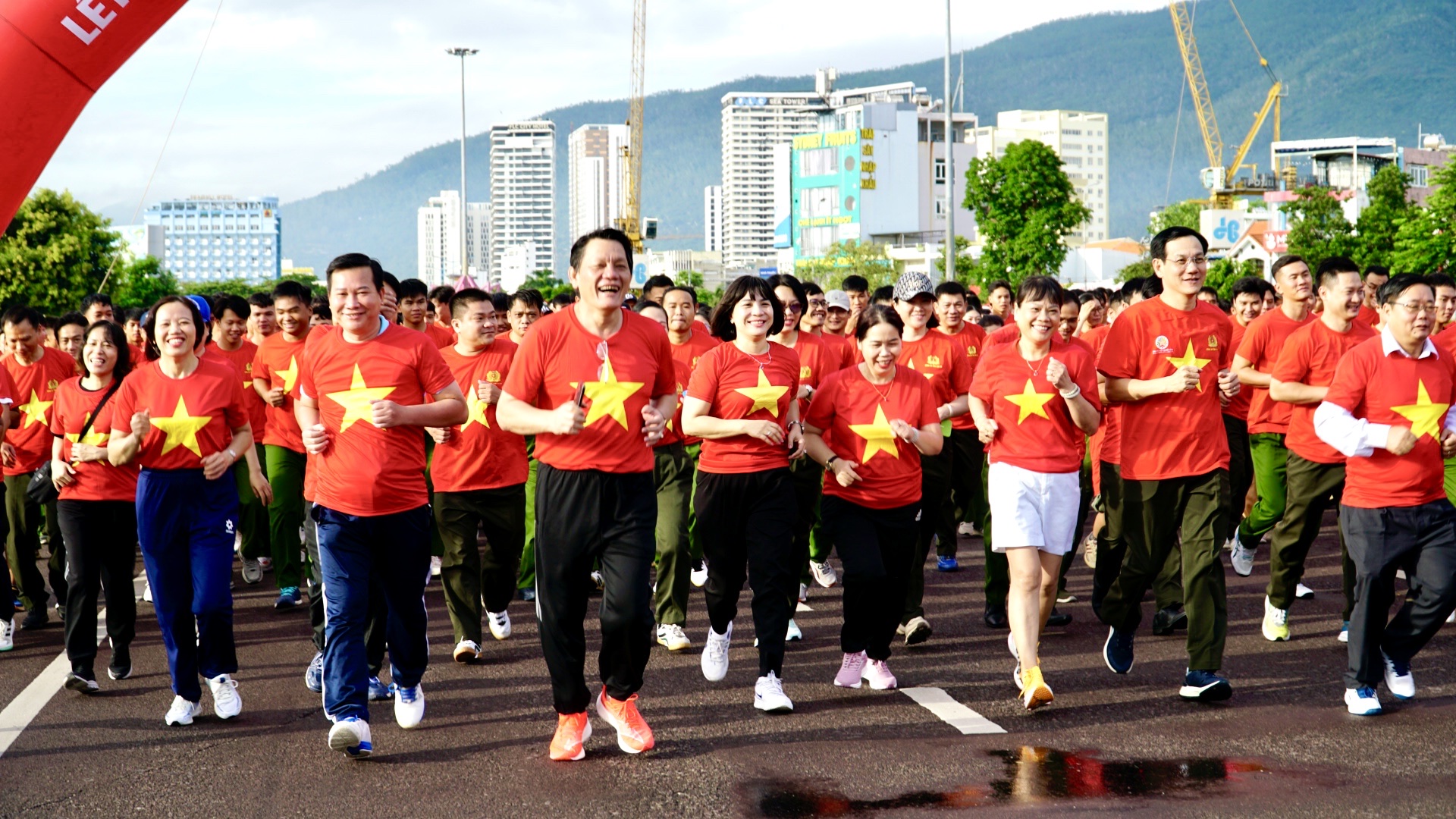 Gia Lai: Gần 3.000 người chạy bộ, lan tỏa phong tr&agrave;o r&egrave;n luyện thể thao- Ảnh 3.