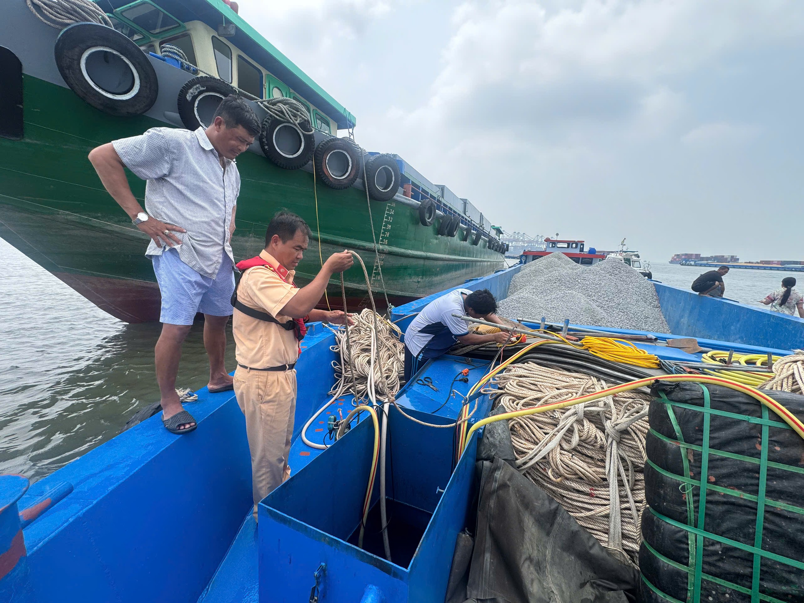 CSGT TP.HCM tăng cường bảo đảm an to&agrave;n giao th&ocirc;ng đường thủy - Ảnh 4.