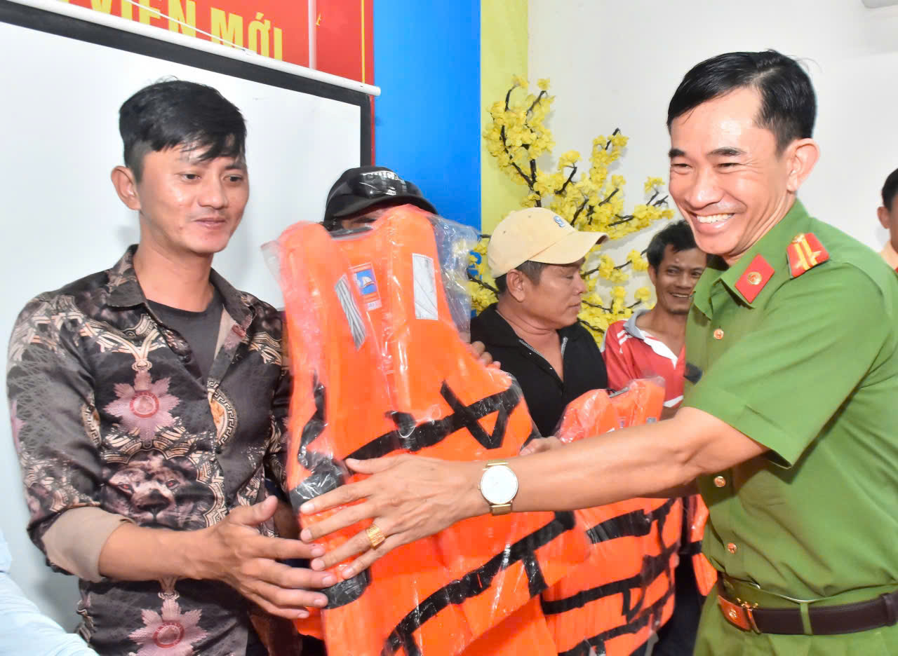 CSGT TP.HCM tăng cường bảo đảm an to&agrave;n giao th&ocirc;ng đường thủy - Ảnh 2.
