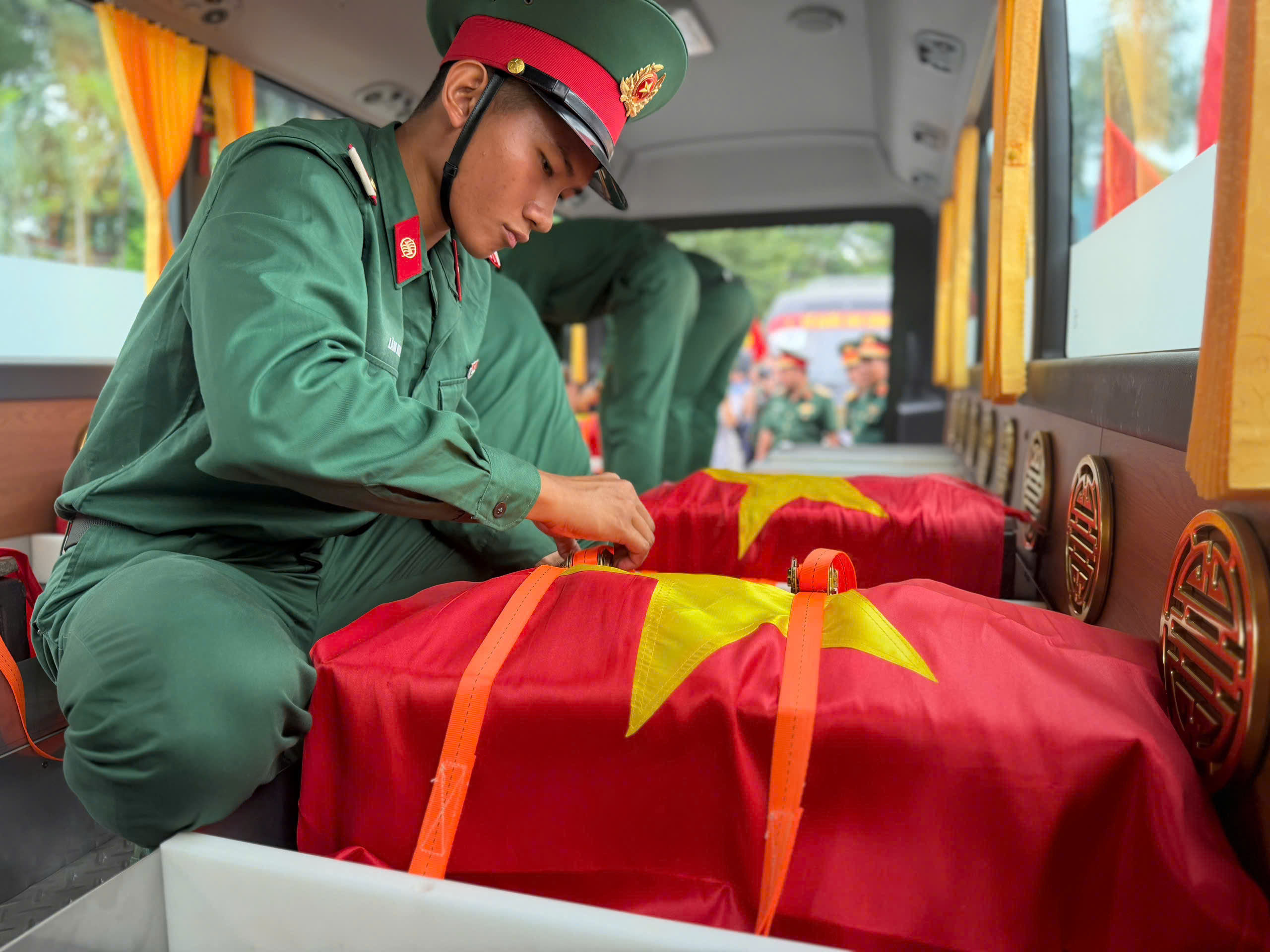 Người d&acirc;n TP.HCM được k&ecirc;u gọi cầm hoa trắng tiễn đưa 731 h&agrave;i cốt liệt sĩ - Ảnh 3.