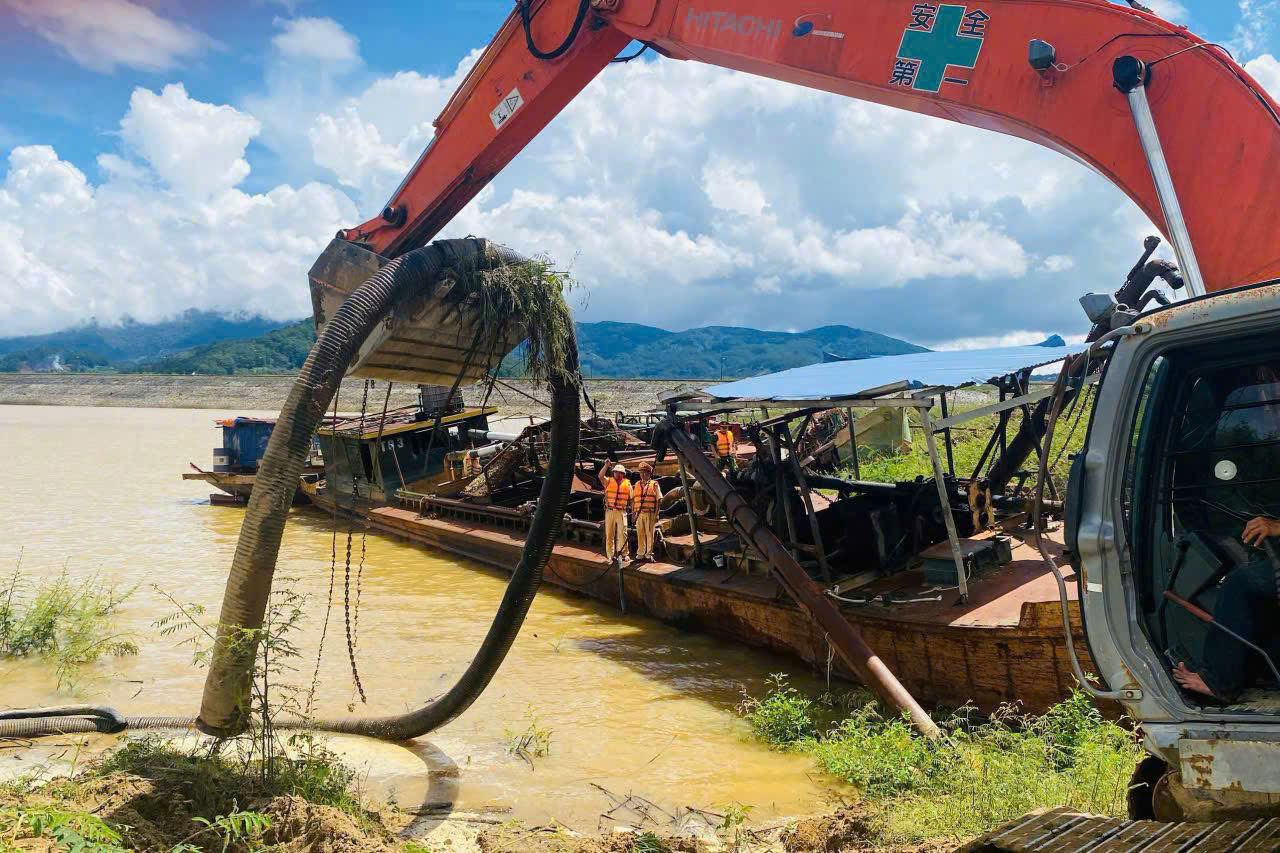 L&acirc;m Đồng: Doanh nghiệp tự nguyện th&aacute;o dỡ thiết bị h&uacute;t c&aacute;t, đưa 3 phương tiện thủy l&ecirc;n bờ- Ảnh 1.