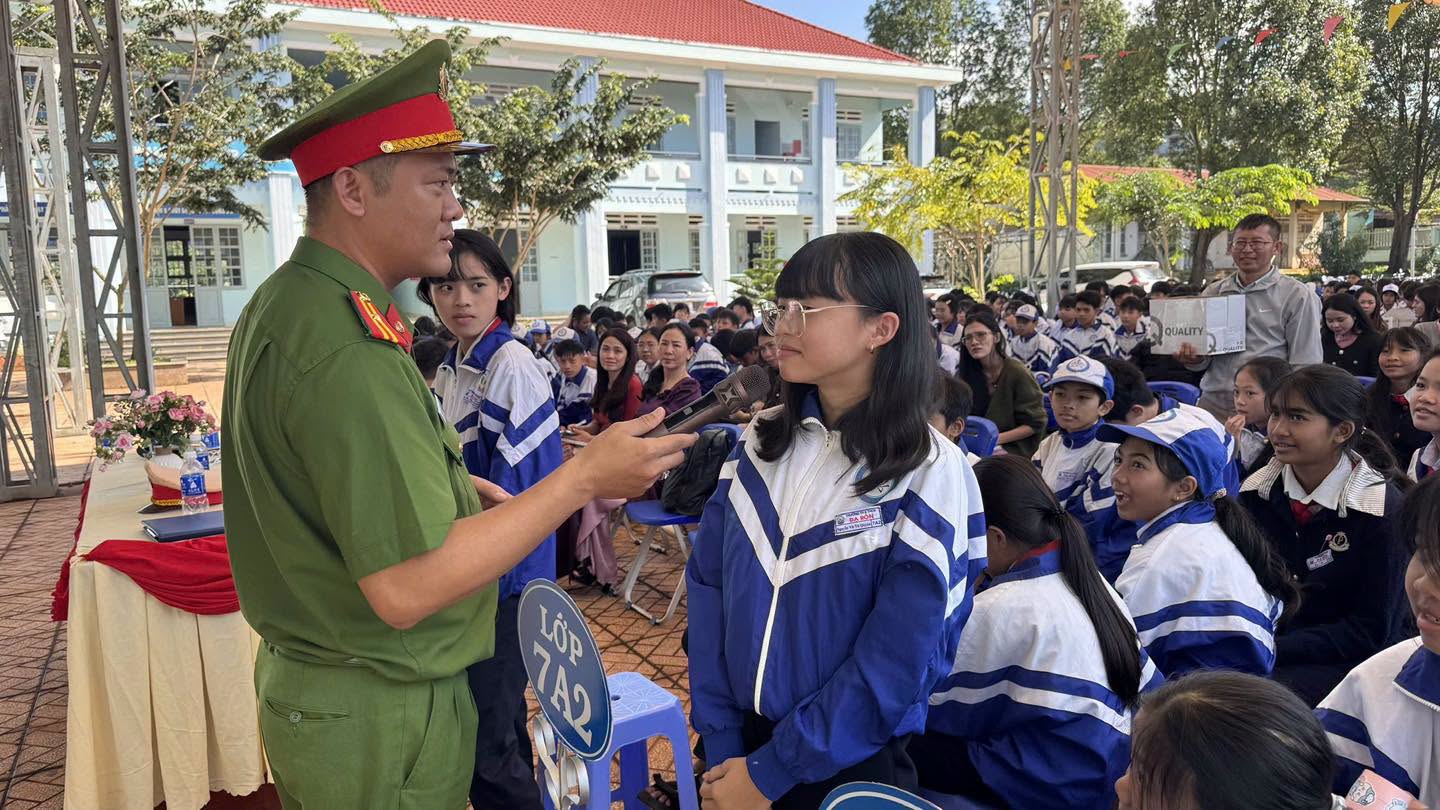 L&acirc;m Đồng: Tuy&ecirc;n truyền an to&agrave;n giao th&ocirc;ng, ph&ograve;ng chống ma t&uacute;y cho 750 gi&aacute;o vi&ecirc;n, học sinh- Ảnh 2.