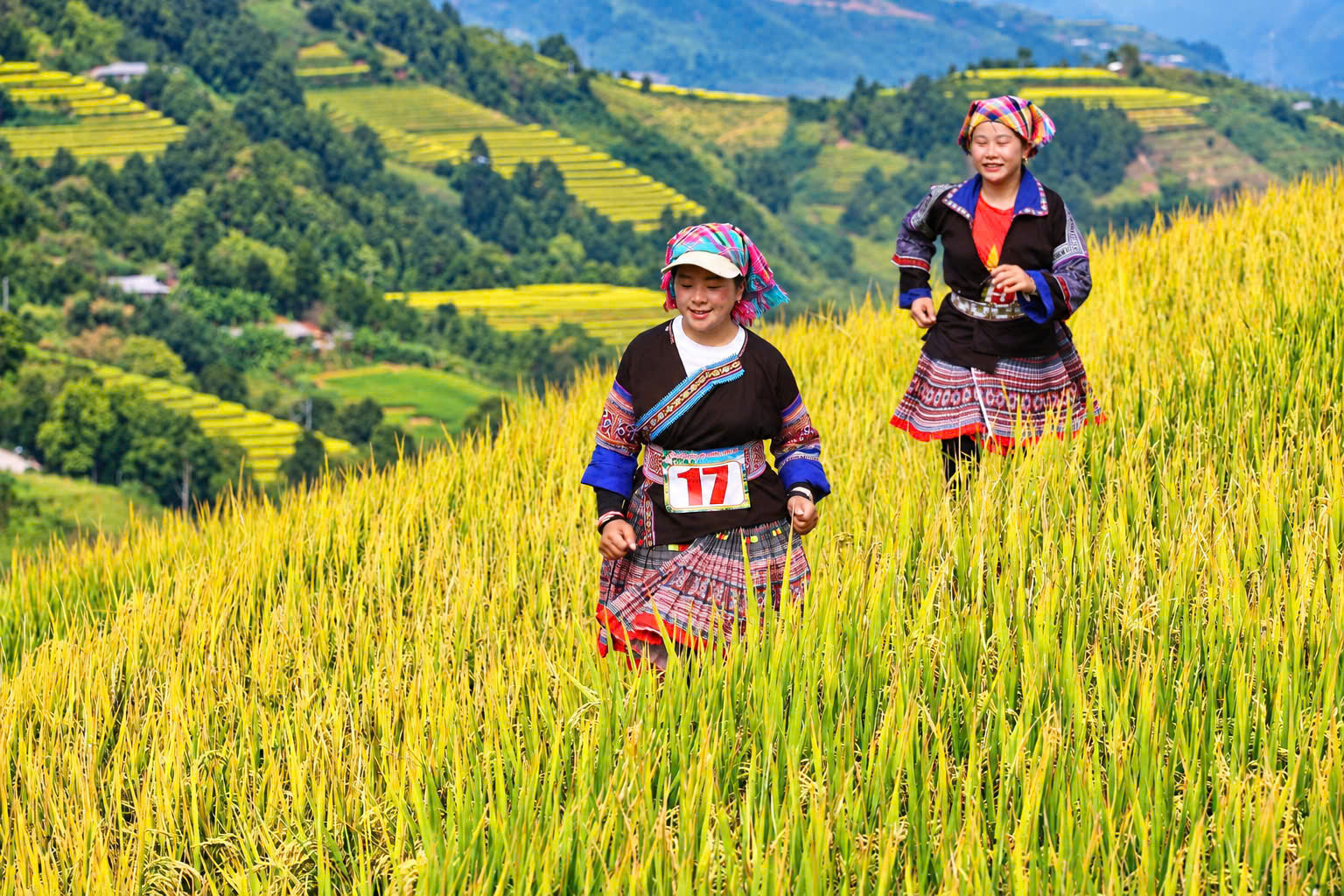 Độc đáo hình ảnh phụ nữ Mông mặc váy chạy trên ruộng bậc thang ở Lào Cai- Ảnh 7.