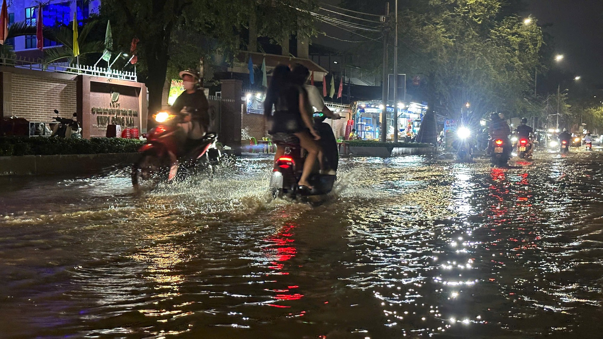 Lũ tr&ecirc;n s&ocirc;ng Đồng Nai vẫn ở mức cao, cảnh b&aacute;o ngập nhiều khu vực- Ảnh 2.