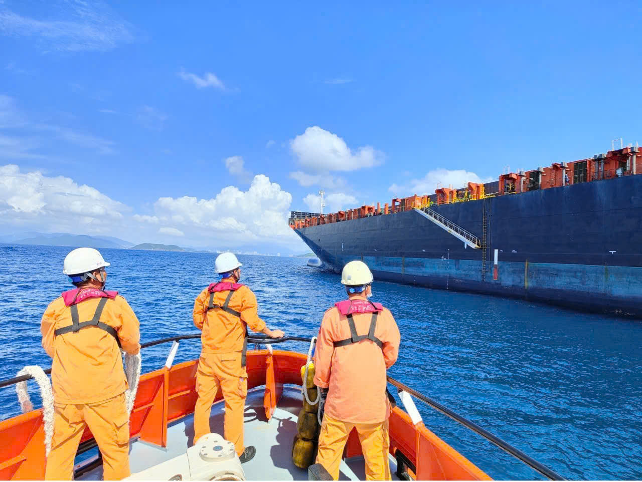 Nỗ lực cứu thuyền viên nước ngoài bị bệnh nặng khi đang hành trình qua vùng biển Việt Nam - Ảnh 1.