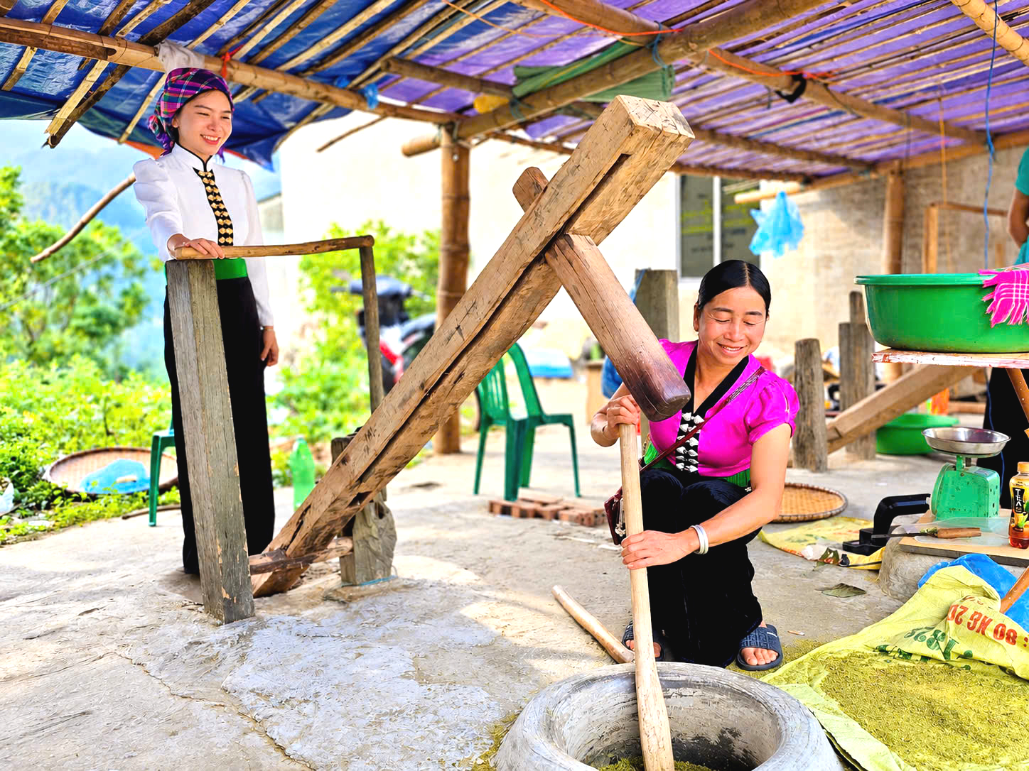 Về Tú Lệ, xem người Thái giữ nghề làm cốm truyền thống, lưu hương vị núi rừng- Ảnh 6.