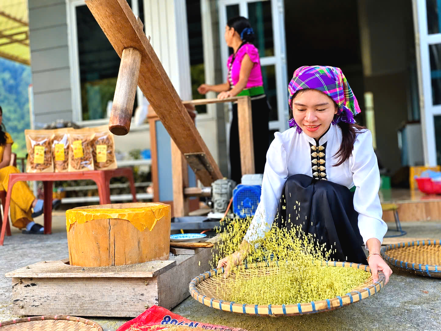 Về Tú Lệ, xem người Thái giữ nghề làm cốm truyền thống, lưu hương vị núi rừng- Ảnh 8.