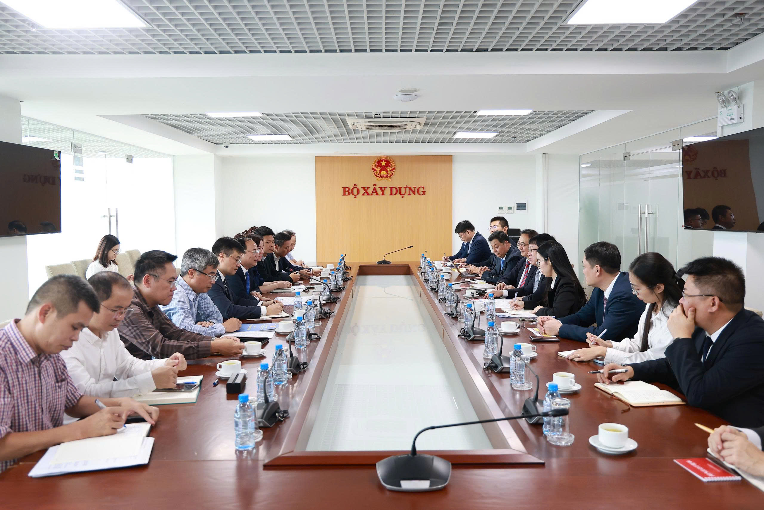 Thứ trưởng Nguyễn Văn Sinh l&agrave;m việc với CNBM về quản l&yacute;, ph&aacute;t triển vật liệu x&acirc;y dựng- Ảnh 1.