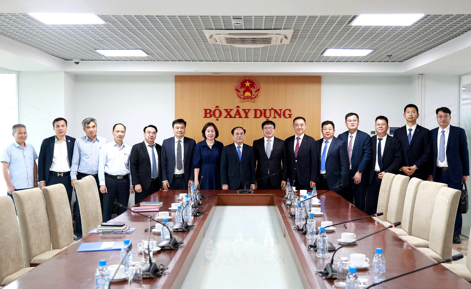 Thứ trưởng Nguyễn Văn Sinh l&agrave;m việc với CNBM về quản l&yacute;, ph&aacute;t triển vật liệu x&acirc;y dựng- Ảnh 2.