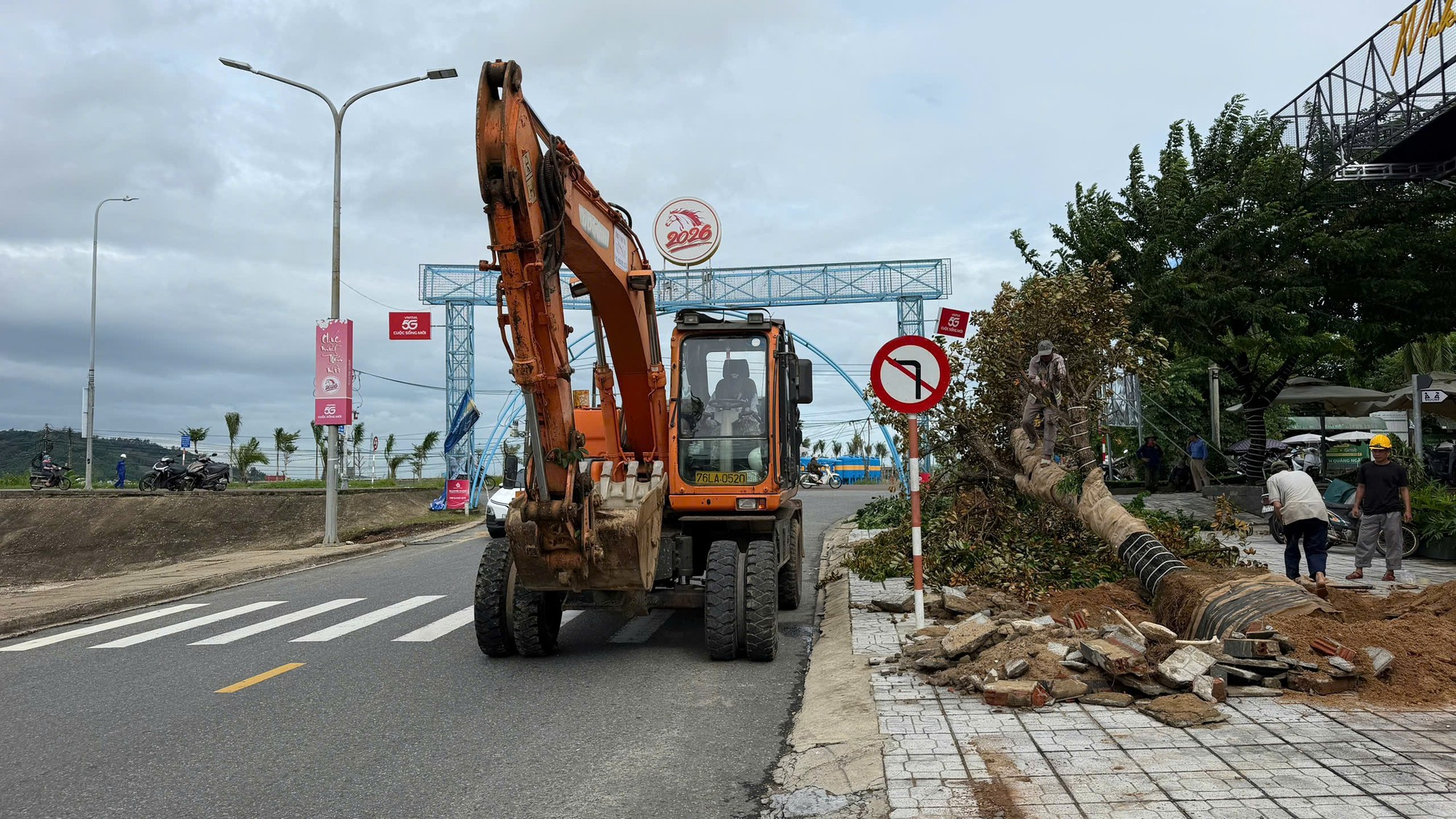Quảng Ng&atilde;i điều tiết giao th&ocirc;ng như thế n&agrave;o khi đ&oacute;ng cầu Tr&agrave; Kh&uacute;c?- Ảnh 2.