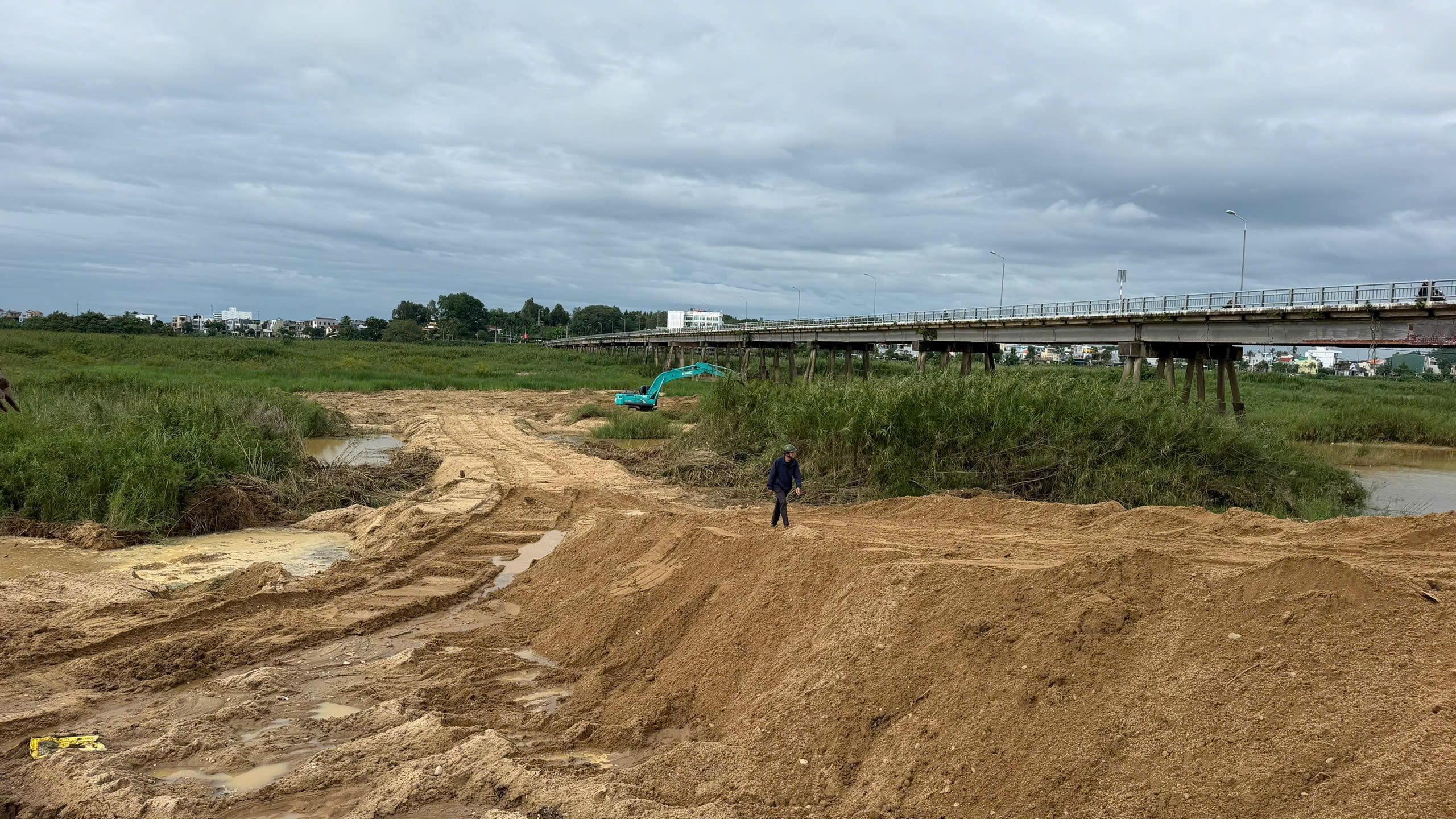 Quảng Ng&atilde;i điều tiết giao th&ocirc;ng như thế n&agrave;o khi đ&oacute;ng cầu Tr&agrave; Kh&uacute;c?- Ảnh 3.