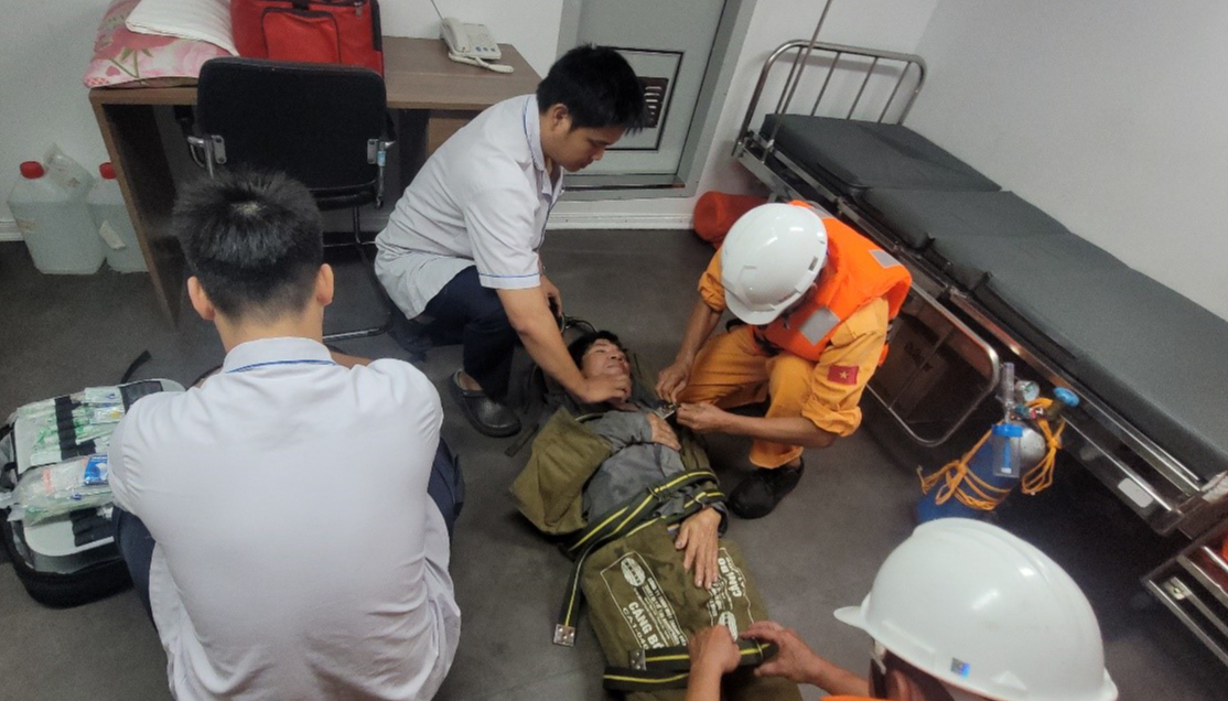 Vượt gần 300 hải l&yacute; xuy&ecirc;n đ&ecirc;m cứu ngư d&acirc;n bị bệnh nguy cấp tr&ecirc;n v&ugrave;ng biển Đ&agrave; Nẵng- Ảnh 2.