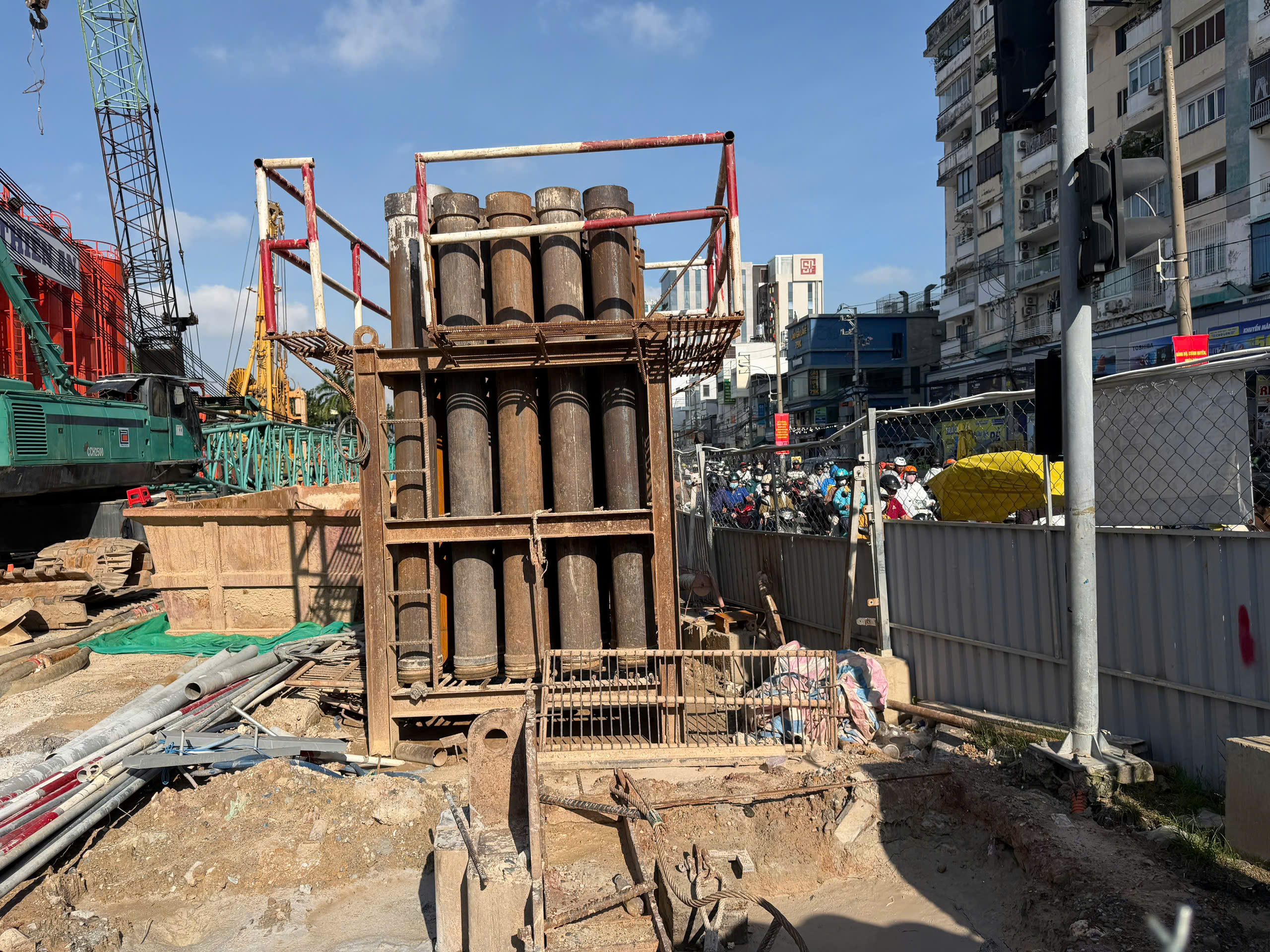 Metro số 2 TP.HCM: M&aacute;y m&oacute;c, c&ocirc;ng nh&acirc;n v&agrave;o guồng thi c&ocirc;ng nh&agrave; ga ngầm - Ảnh 5.