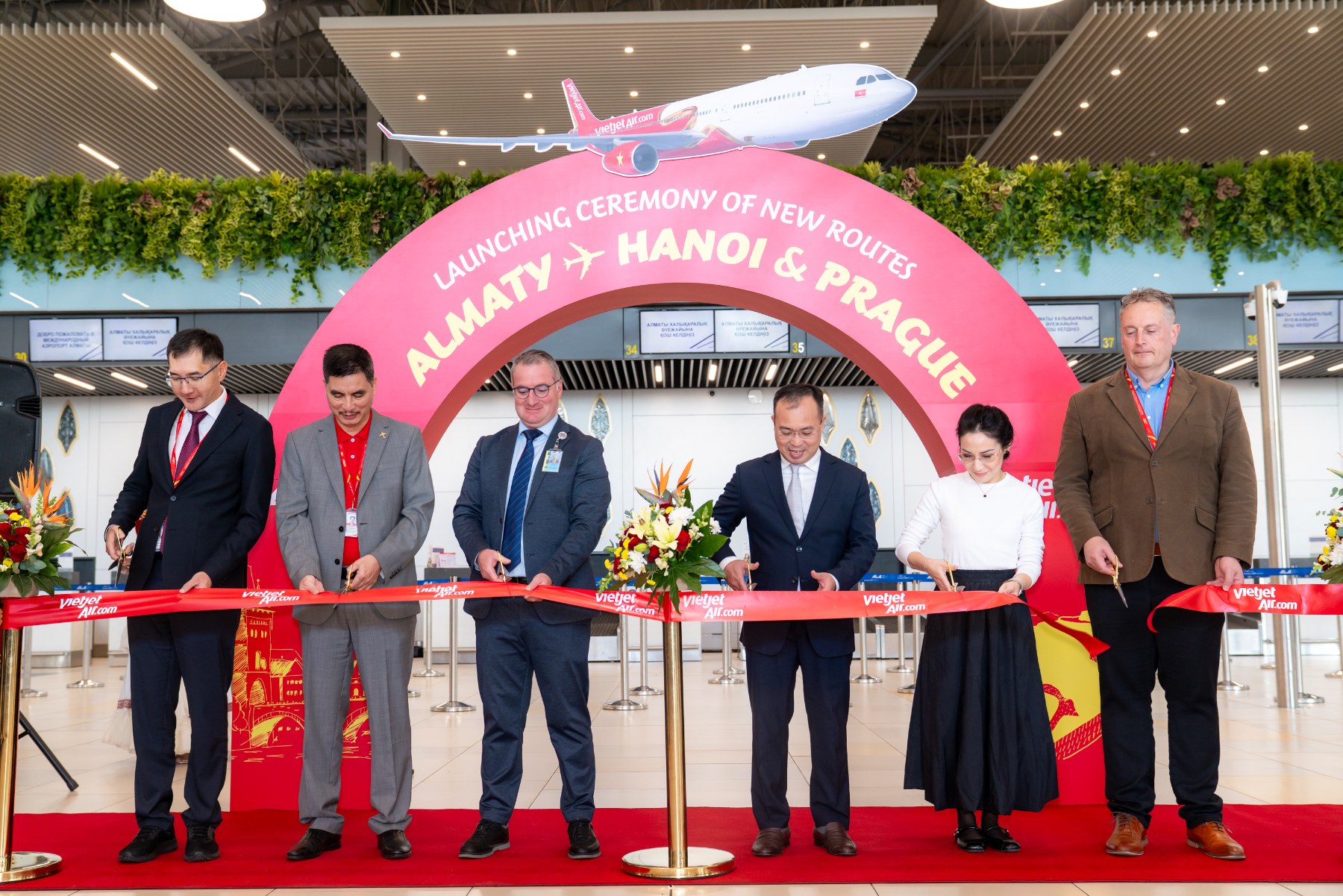 Khai trương đường bay đến Almaty, Praha, Vietjet mở thêm kết nối Việt Nam với thế giới - Ảnh 3.