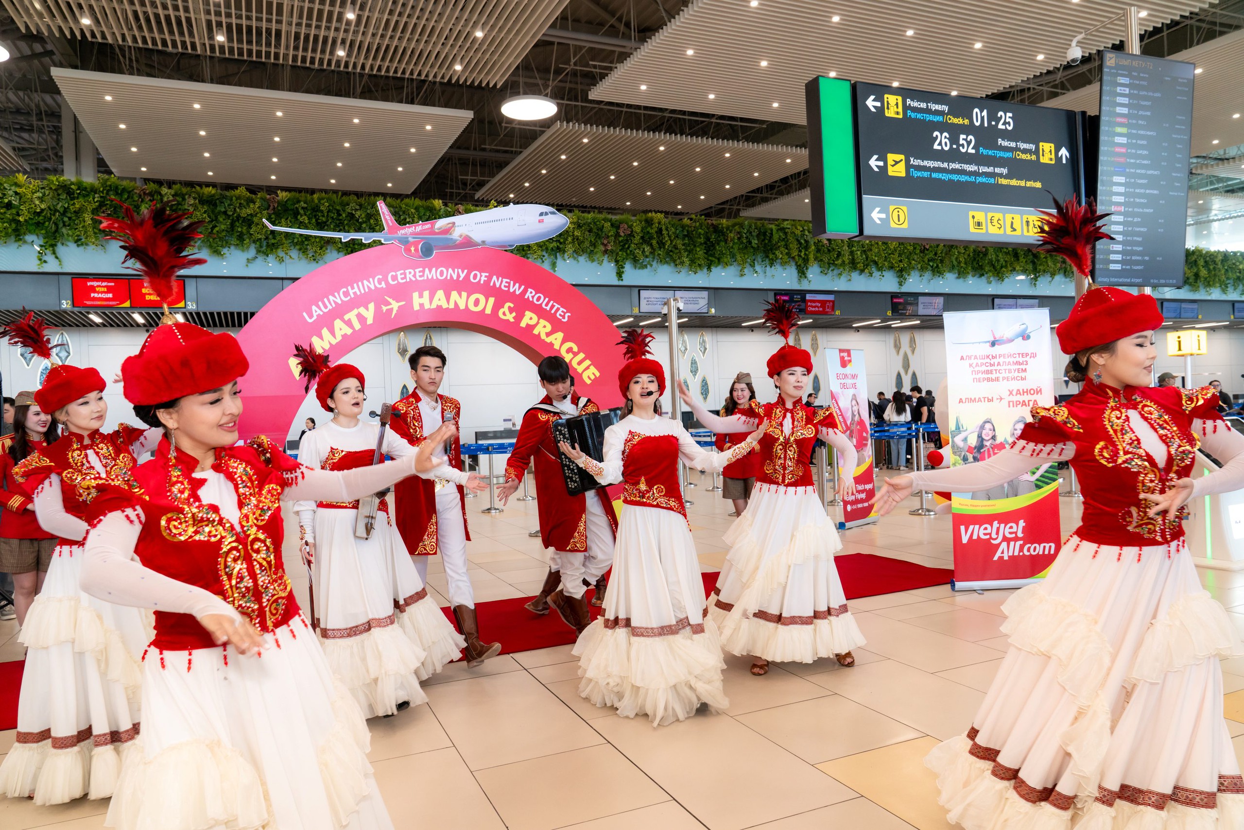 Khai trương đường bay đến Almaty, Praha, Vietjet mở thêm kết nối Việt Nam với thế giới - Ảnh 5.