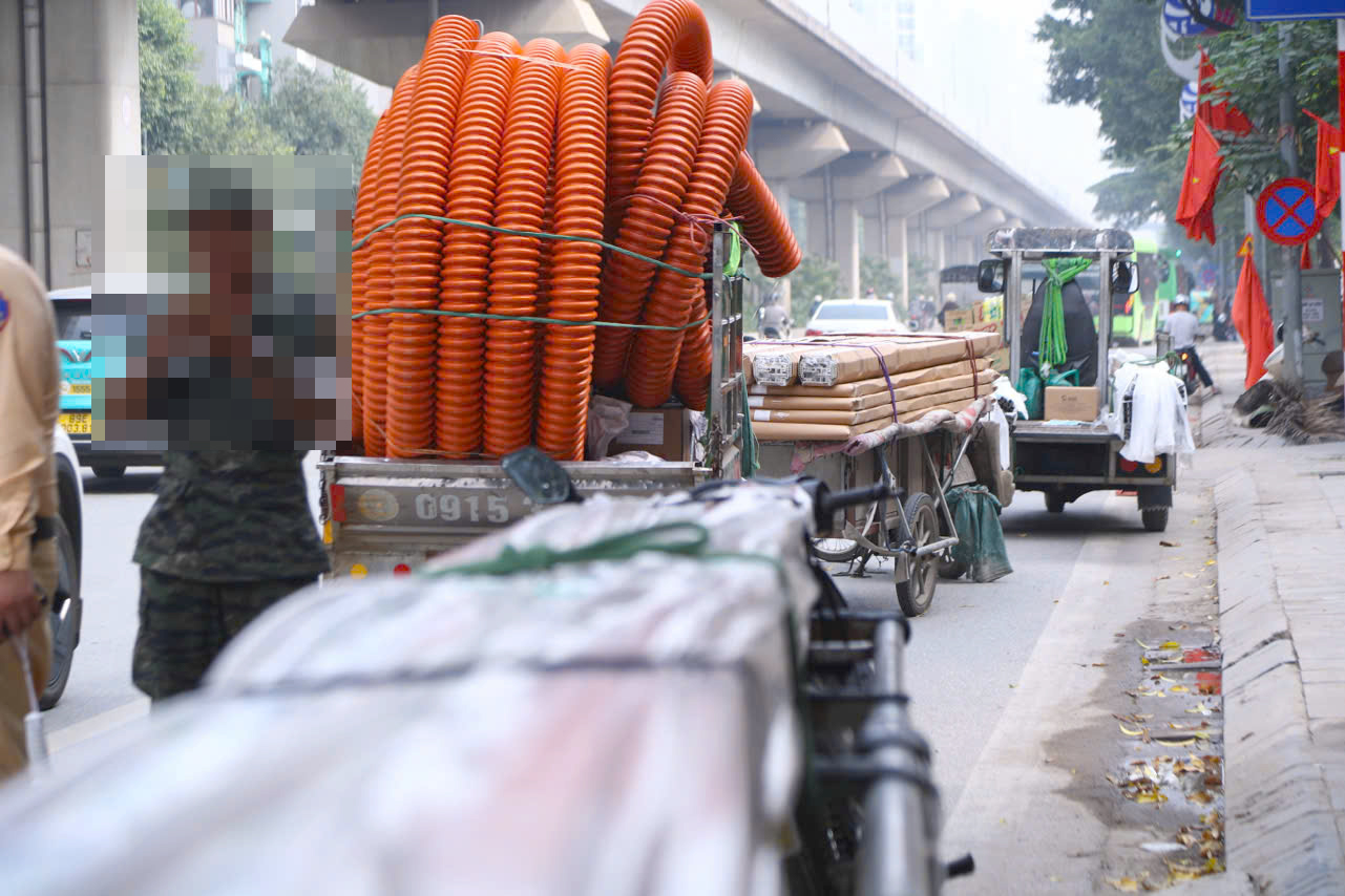 Hà Nội: CSGT quyết liệt xử lý xe tự chế chở hàng cồng kềnh ngăn tai nạn, tài xế nói gì?- Ảnh 4.