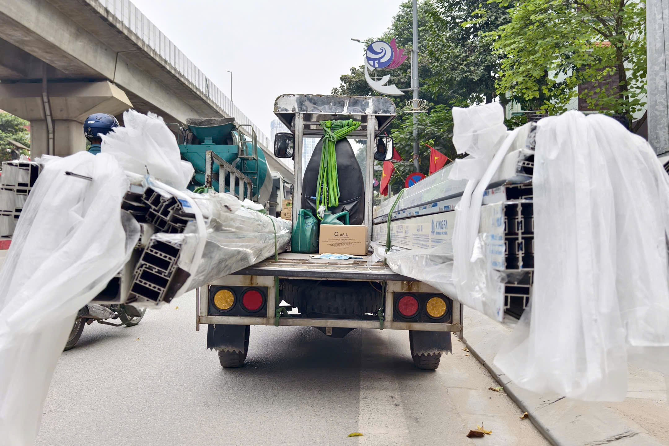 Hà Nội: CSGT quyết liệt xử lý xe tự chế chở hàng cồng kềnh ngăn tai nạn, tài xế nói gì?- Ảnh 1.